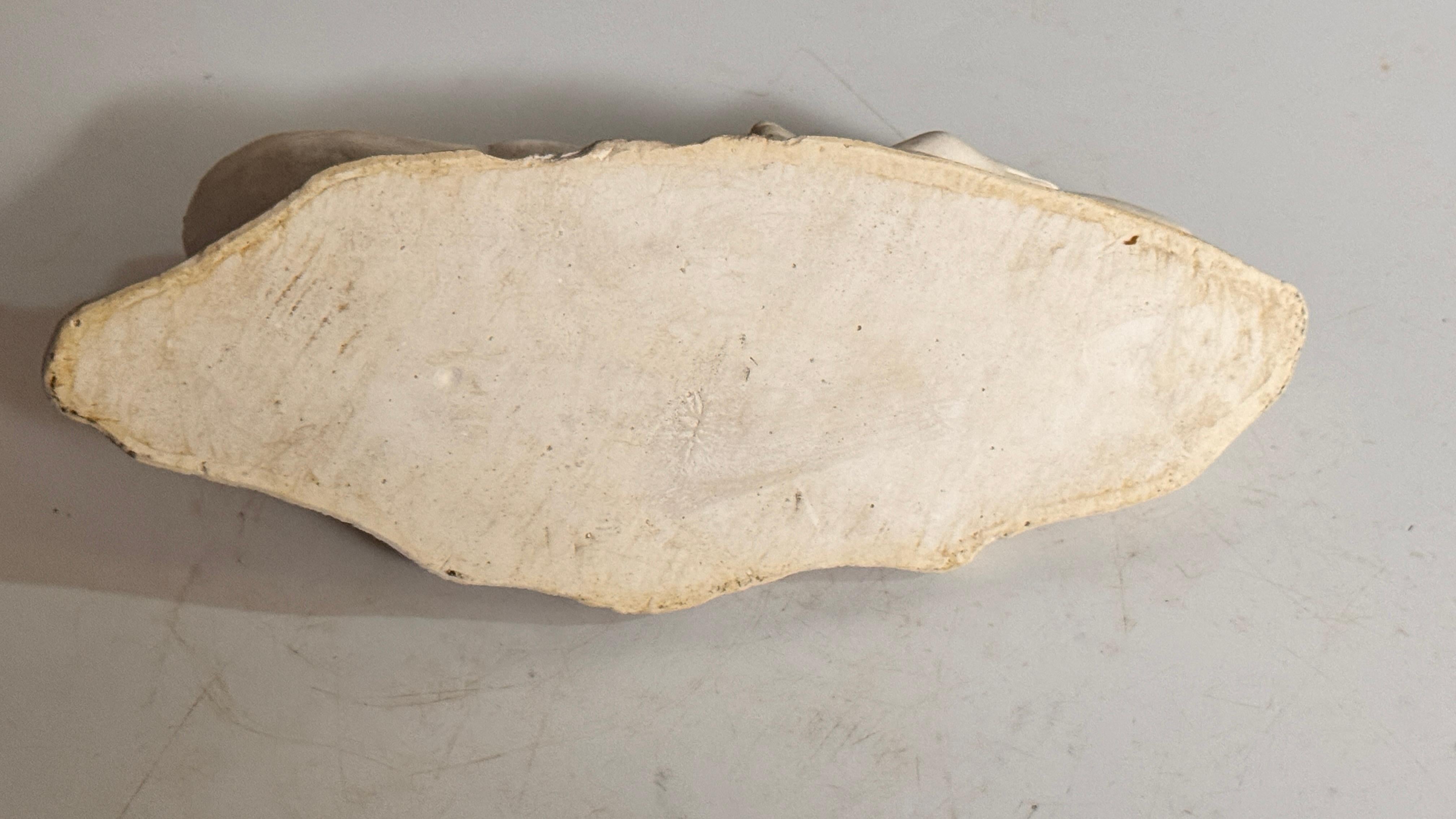 Scultura in gesso Art Deco francese degli anni '40 - Donna seduta su un basamento in vendita 2