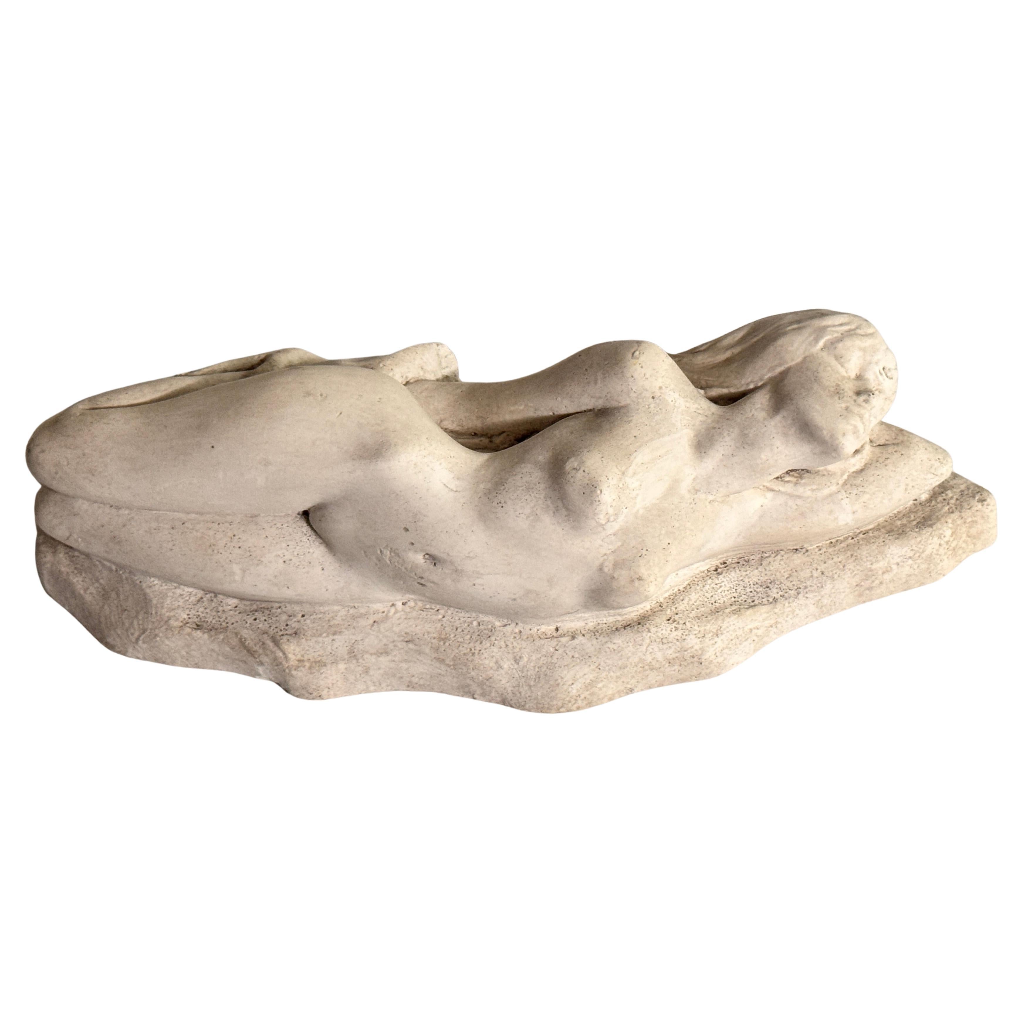 Scultura in gesso Art Deco francese degli anni 
40 - Donna seduta su un basamento in vendita