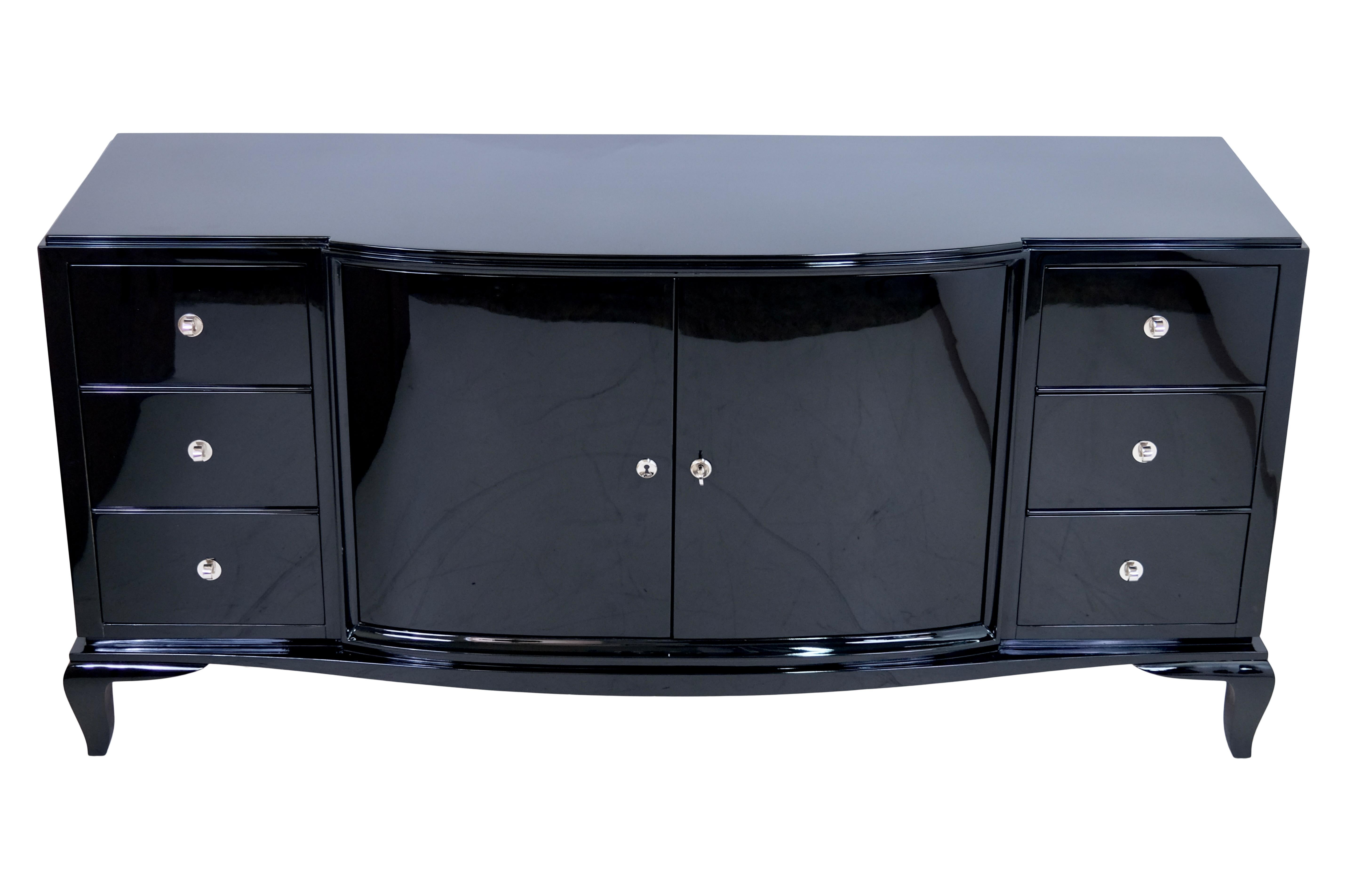 Sideboard with two hinged doors and six drawers
piano lacquer, high-gloss black

Art Deco, France 1940s

Dimensions:
Width: 174 cm
Height: 83 cm
Depth: 49 cm.