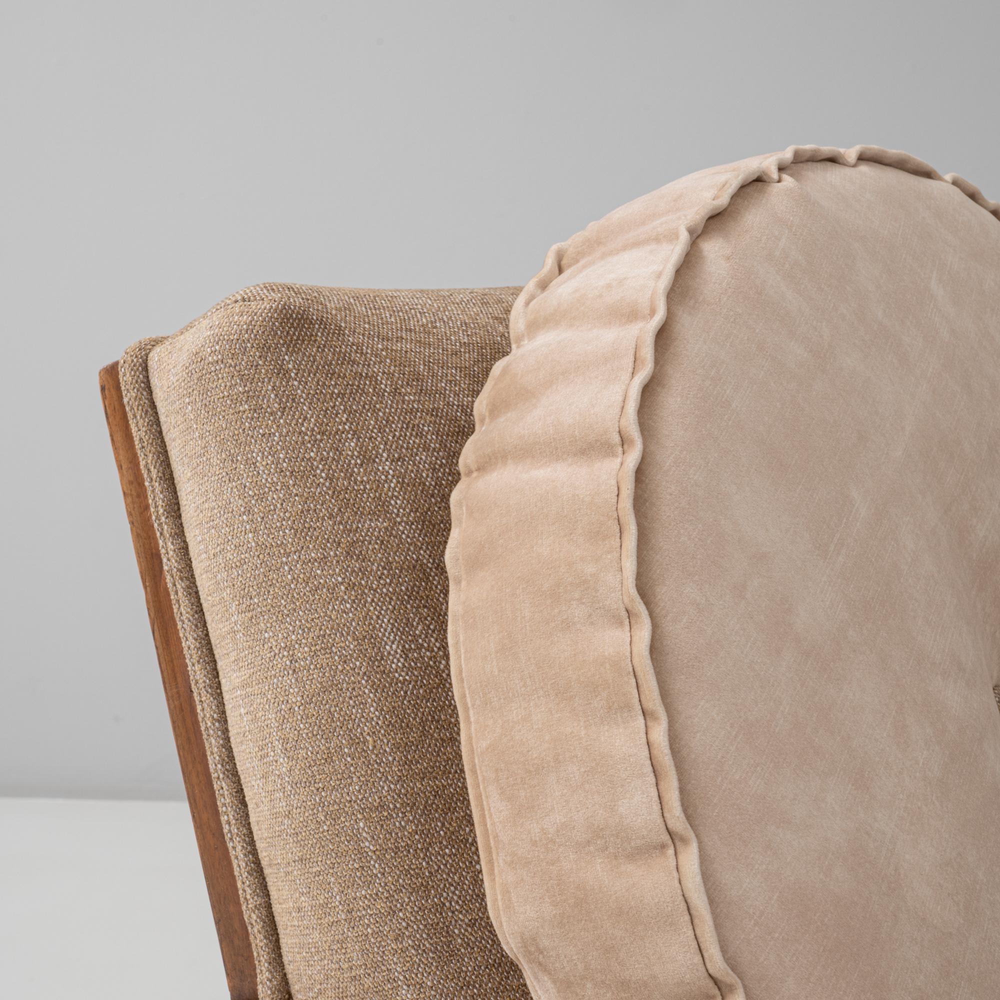 1940s French Art Deco Style Upholstering Lounge Chair With Curved Arms en venta 4
