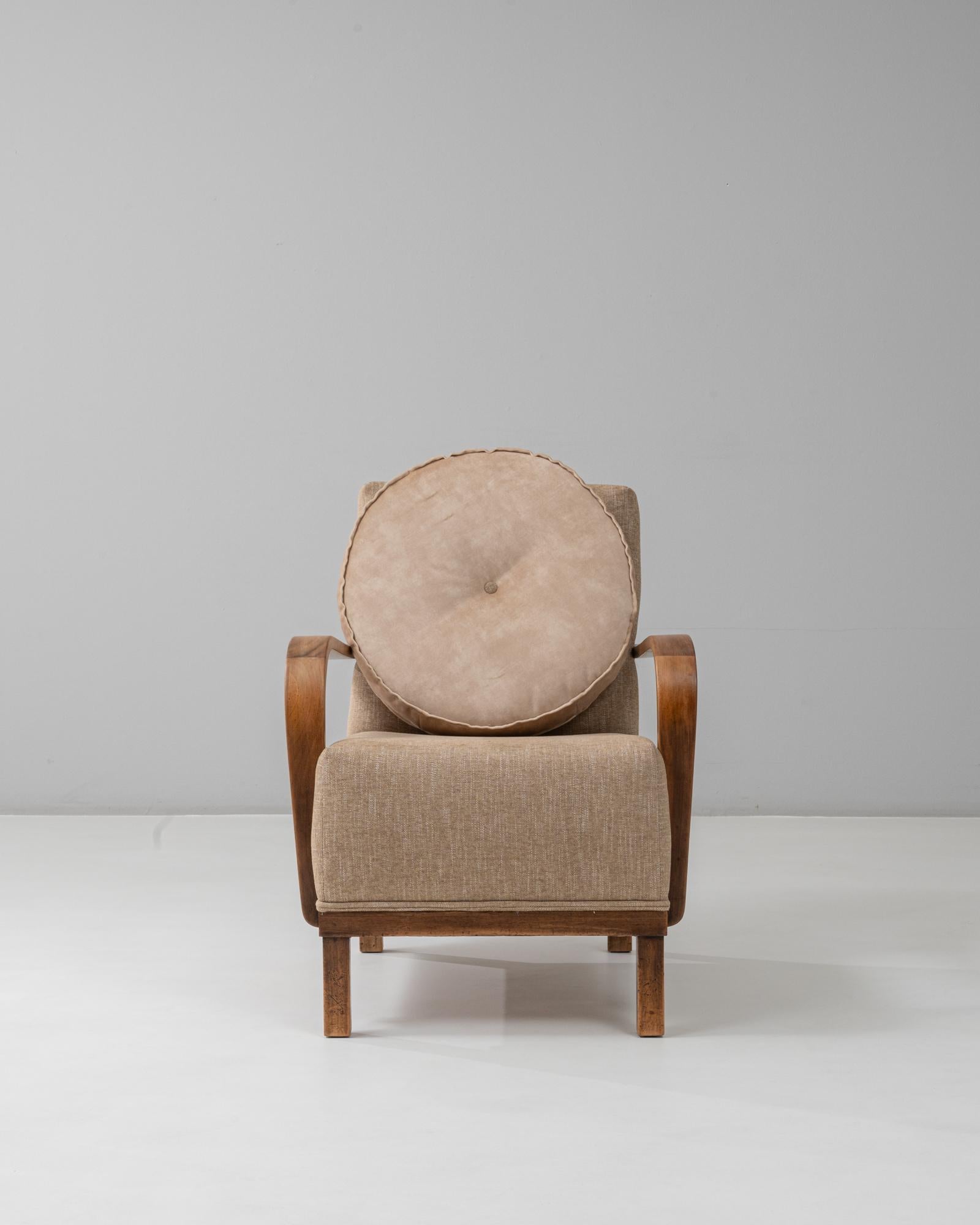 Este sillón francés de estilo Art Déco de los años 40 presenta una silueta refinada caracterizada por sus brazos elegantemente curvados y sus limpias líneas arquitectónicas. Fabricado en madera maciza con una cálida pátina, el marco muestra la