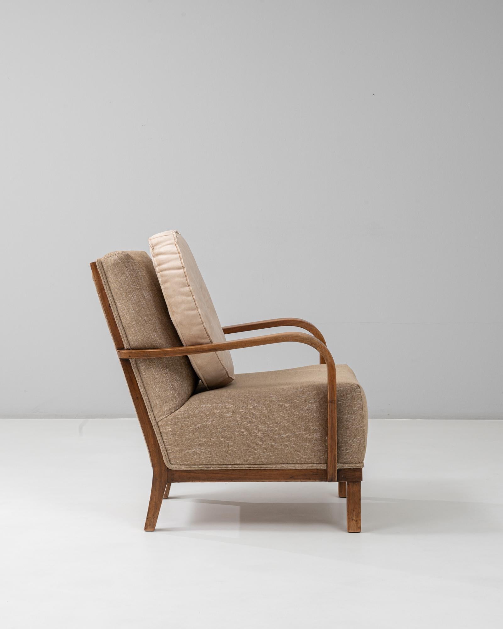 1940s French Art Deco Style Upholstering Lounge Chair With Curved Arms Art Decó en venta