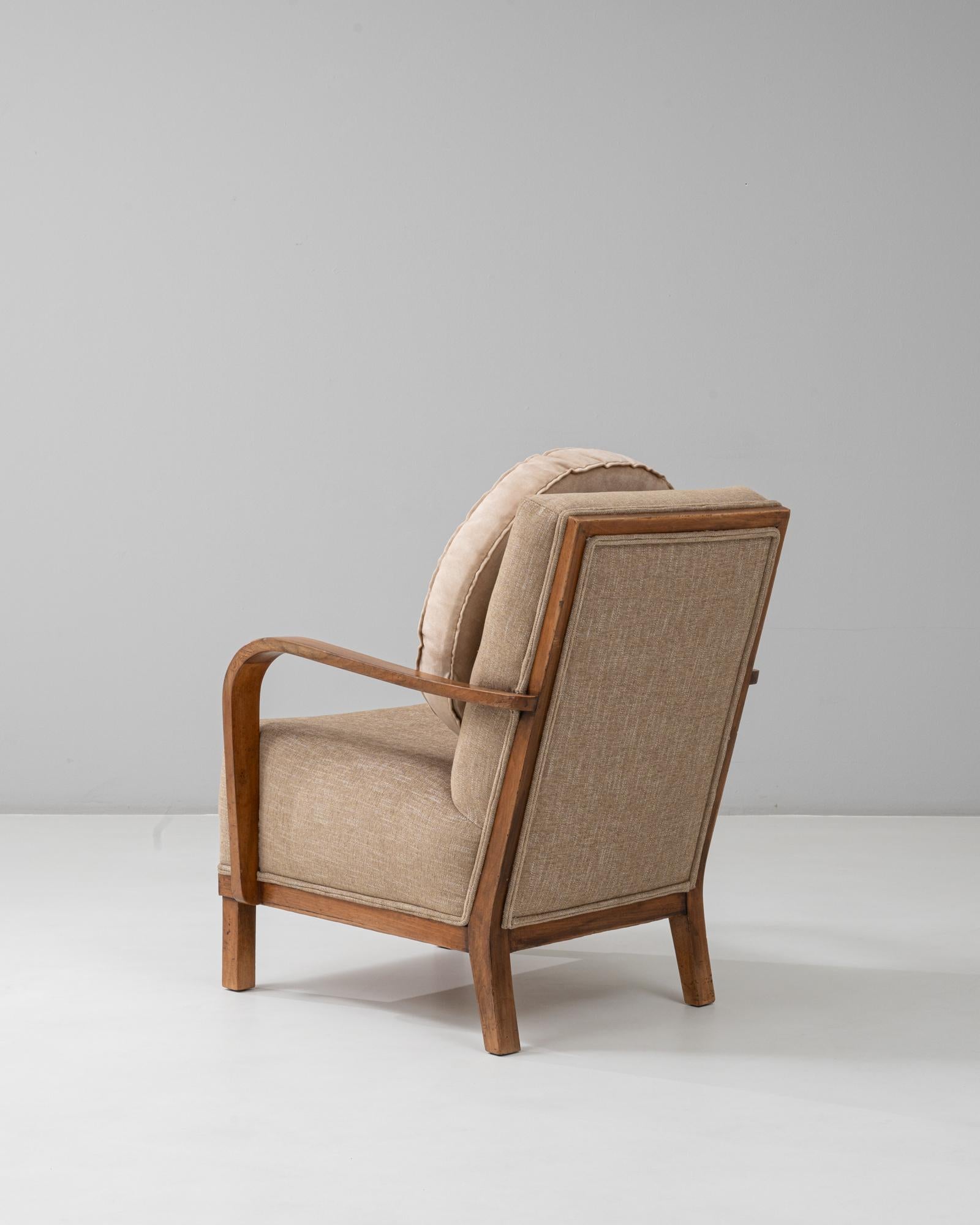 1940s French Art Deco Style Upholstering Lounge Chair With Curved Arms en Bueno estado para la venta en High Point, NC