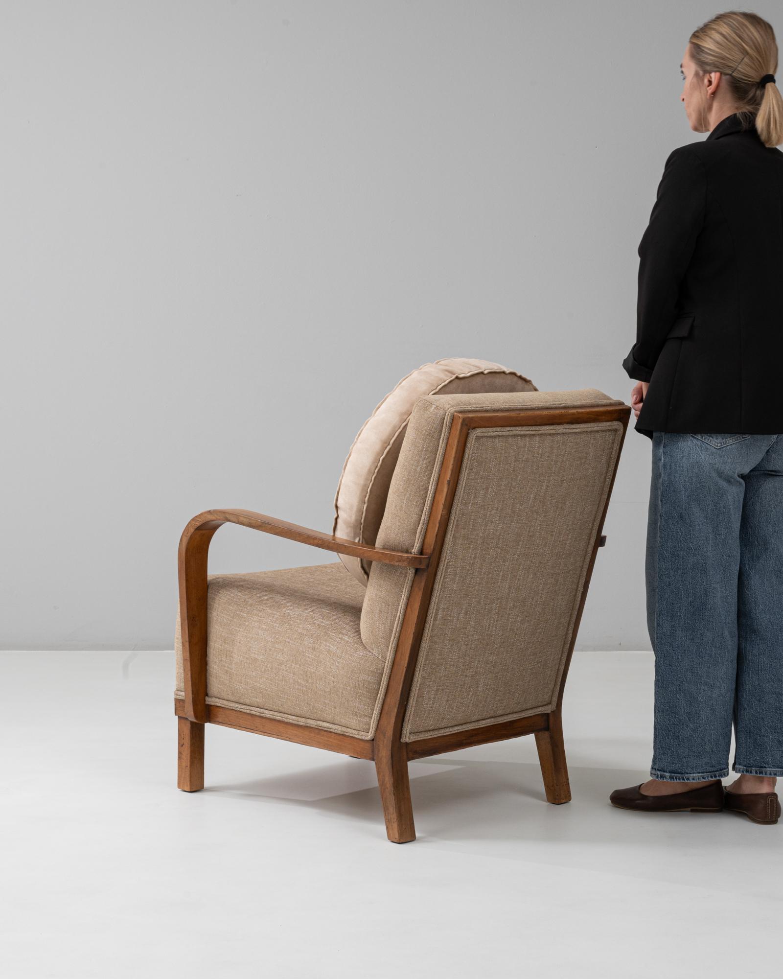 1940s French Art Deco Style Upholstering Lounge Chair With Curved Arms siglo XX en venta
