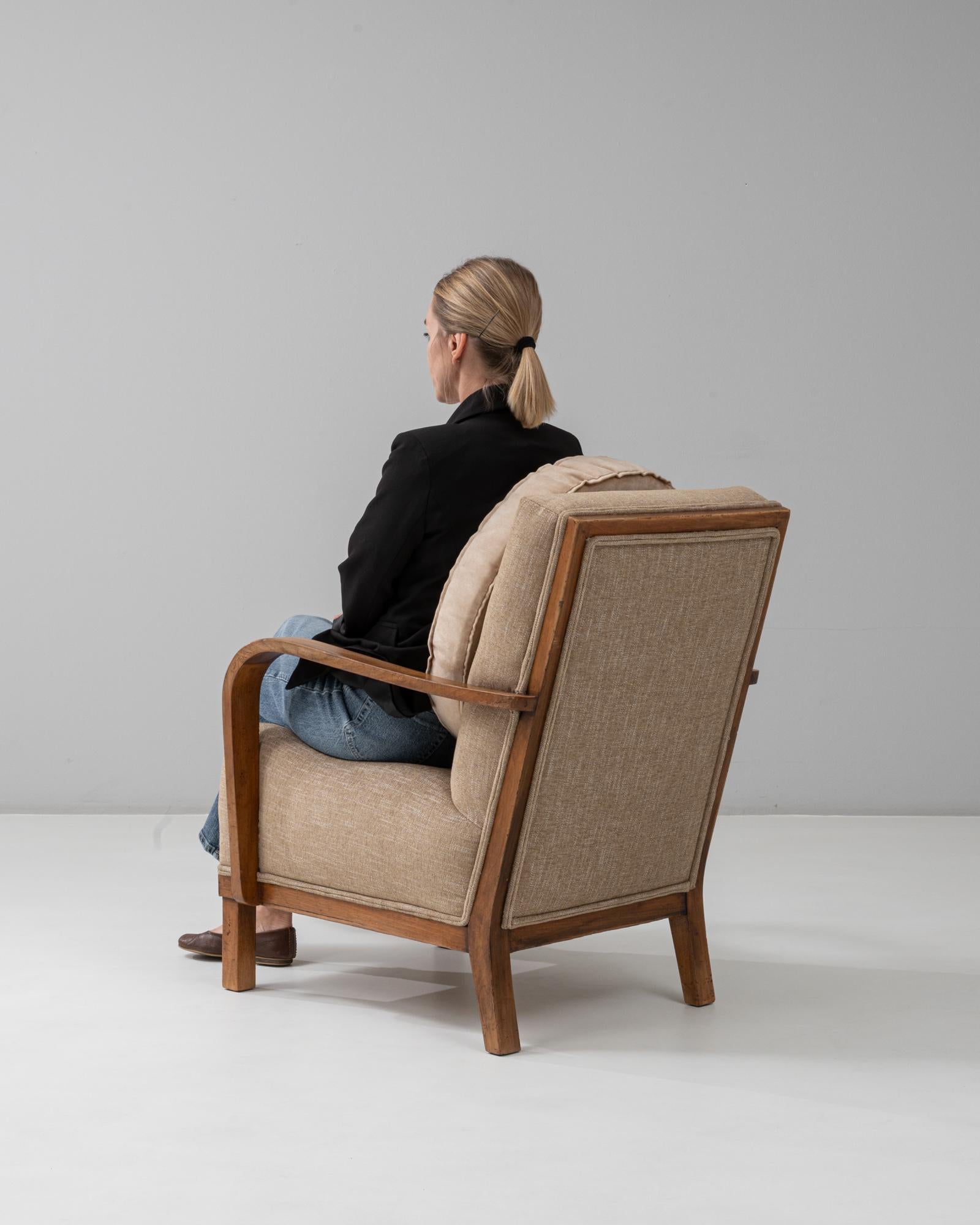 1940s French Art Deco Style Upholstering Lounge Chair With Curved Arms Tapicería en venta