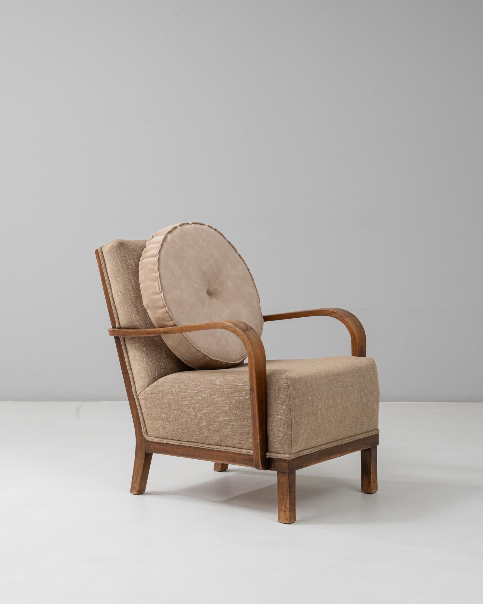 1940s French Art Deco Style Upholstering Lounge Chair With Curved Arms en venta 1