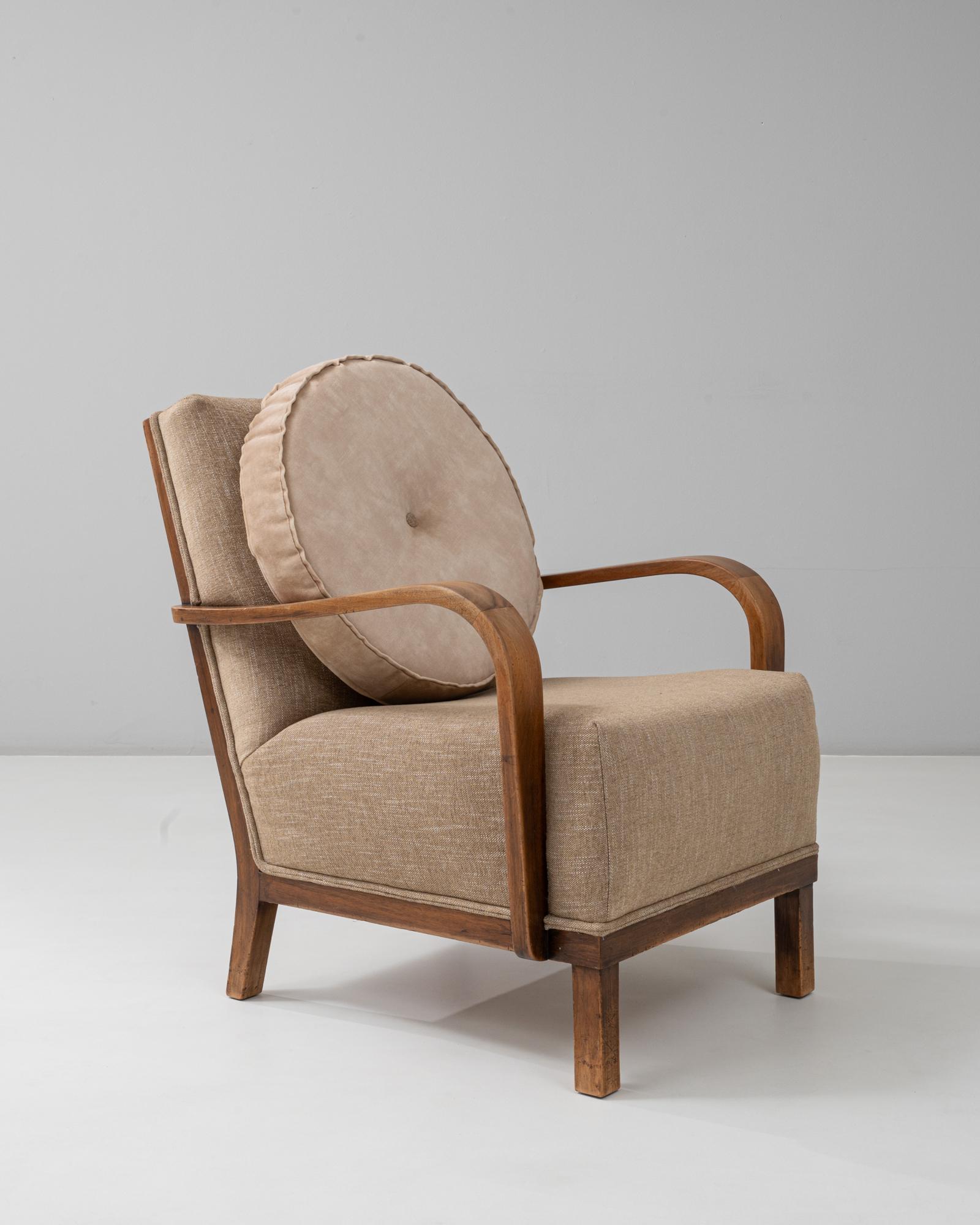 1940s French Art Deco Style Upholstering Lounge Chair With Curved Arms en venta 2