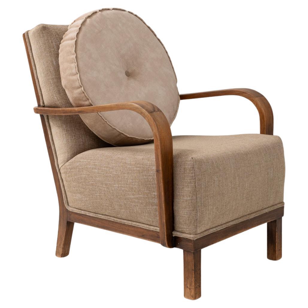 1940s French Art Deco Style Upholstering Lounge Chair With Curved Arms en venta