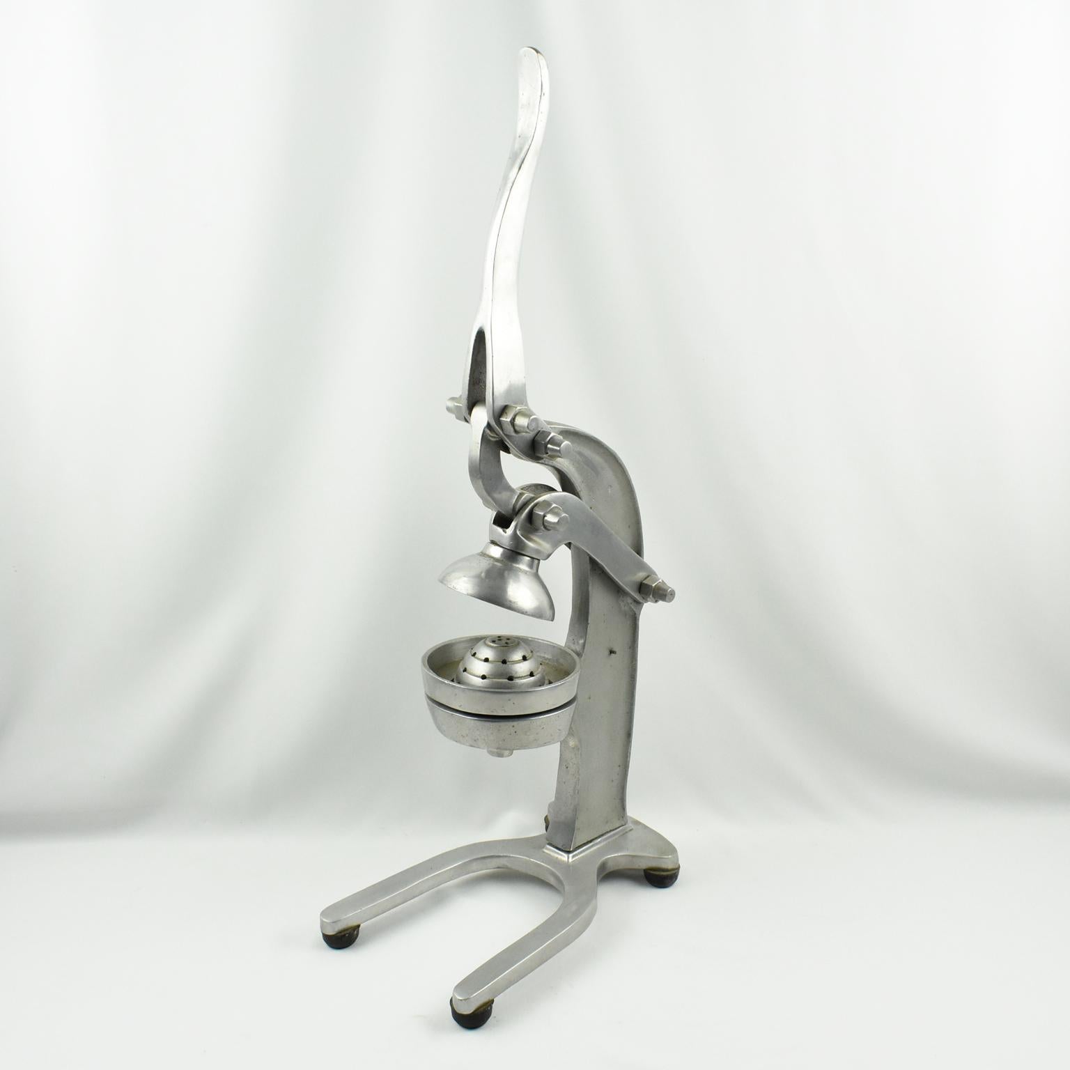 Great looking 1940s lemon squeezer or juicer. Heavy duty mechanical barware tool, that almost looks like a torture machine !
Industrial tabletop citrus press was used in cafes and restaurants in France, made of cast aluminum, the entire piece is