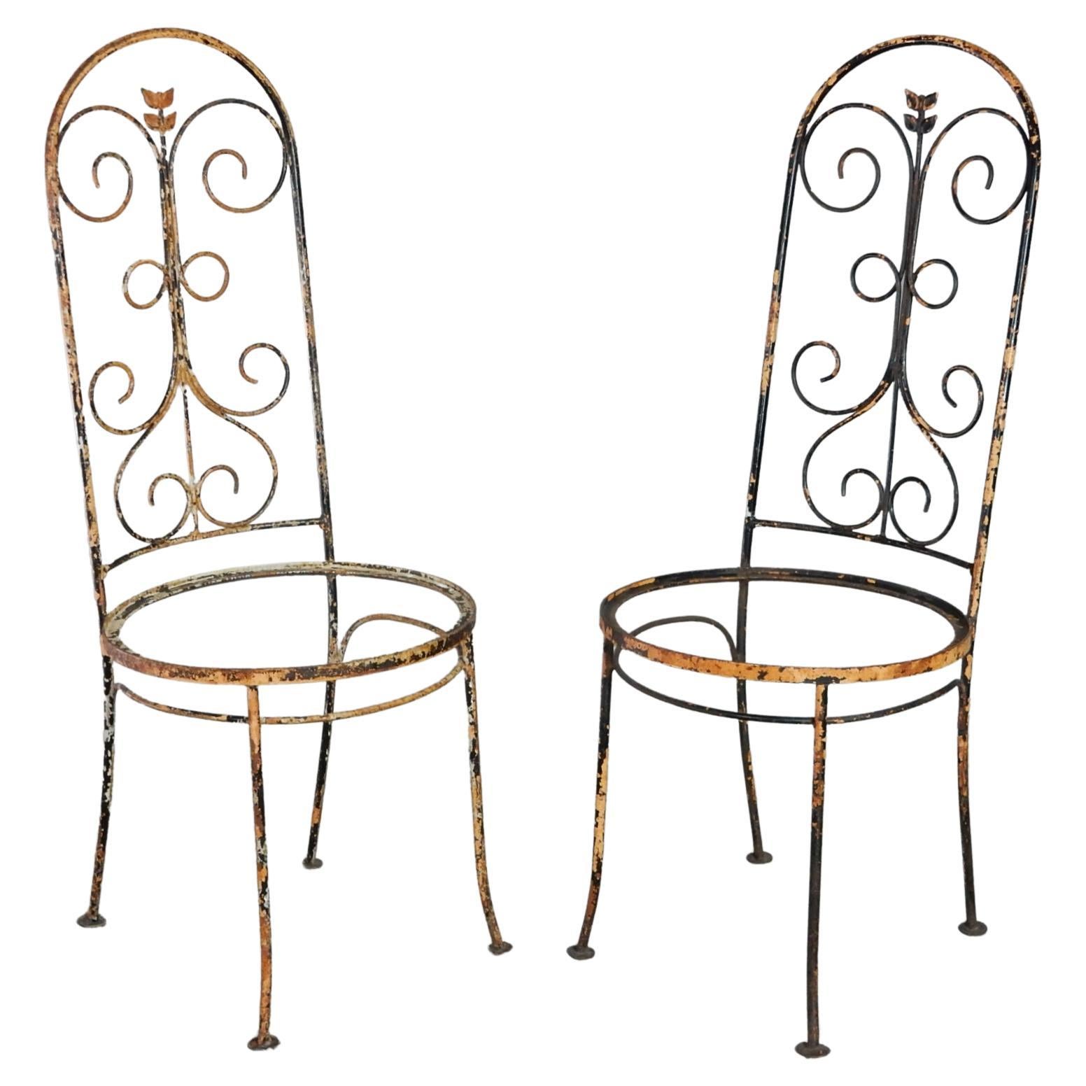 Ensemble de chaises de jardin/patio en fer forgé, datant des années 1940 et provenant de France.
Peinture écaillée et patine parfaitement vieillie.
Les coussins de siège en bois rembourrés sont inclus mais ne sont pas représentés. 
Prêt à être