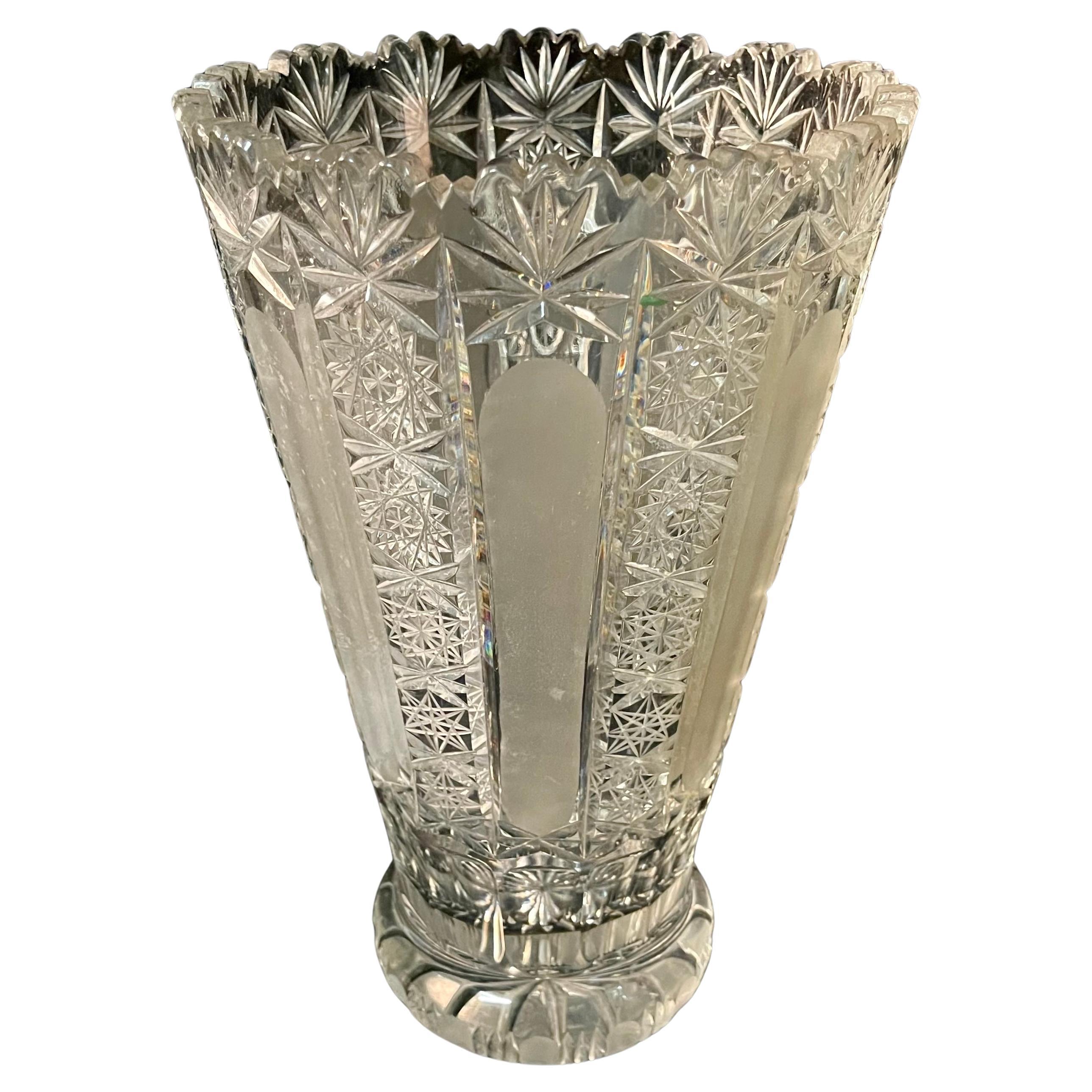 Vase trompette en cristal taillé de style Baccarat des années 1940
