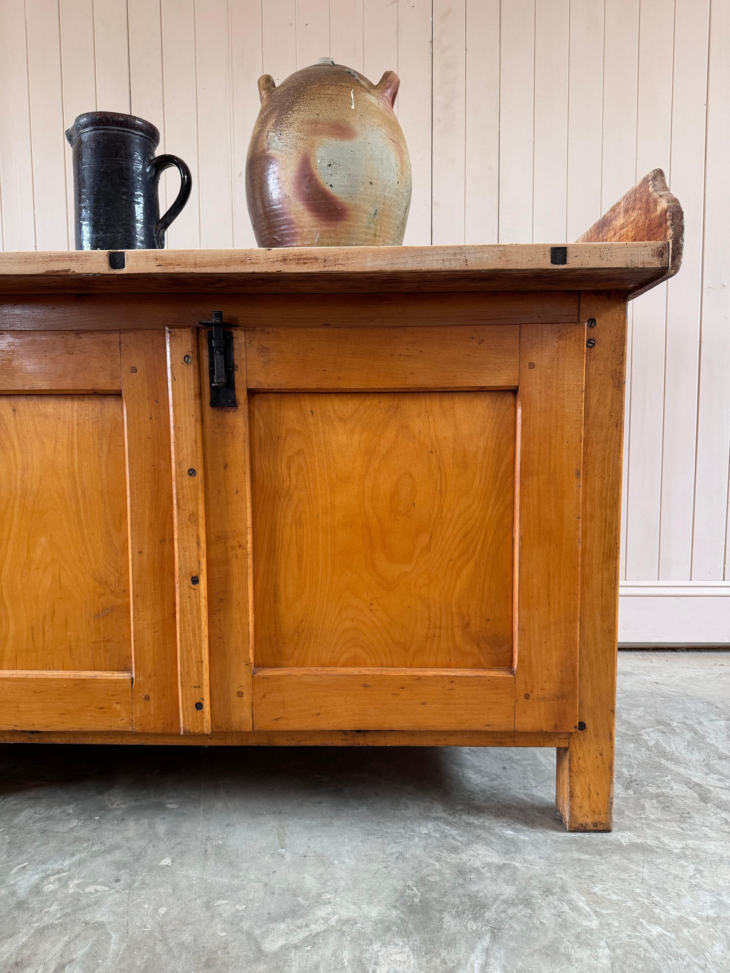 Hêtre Table de boulangerie française des années 1940 en vente