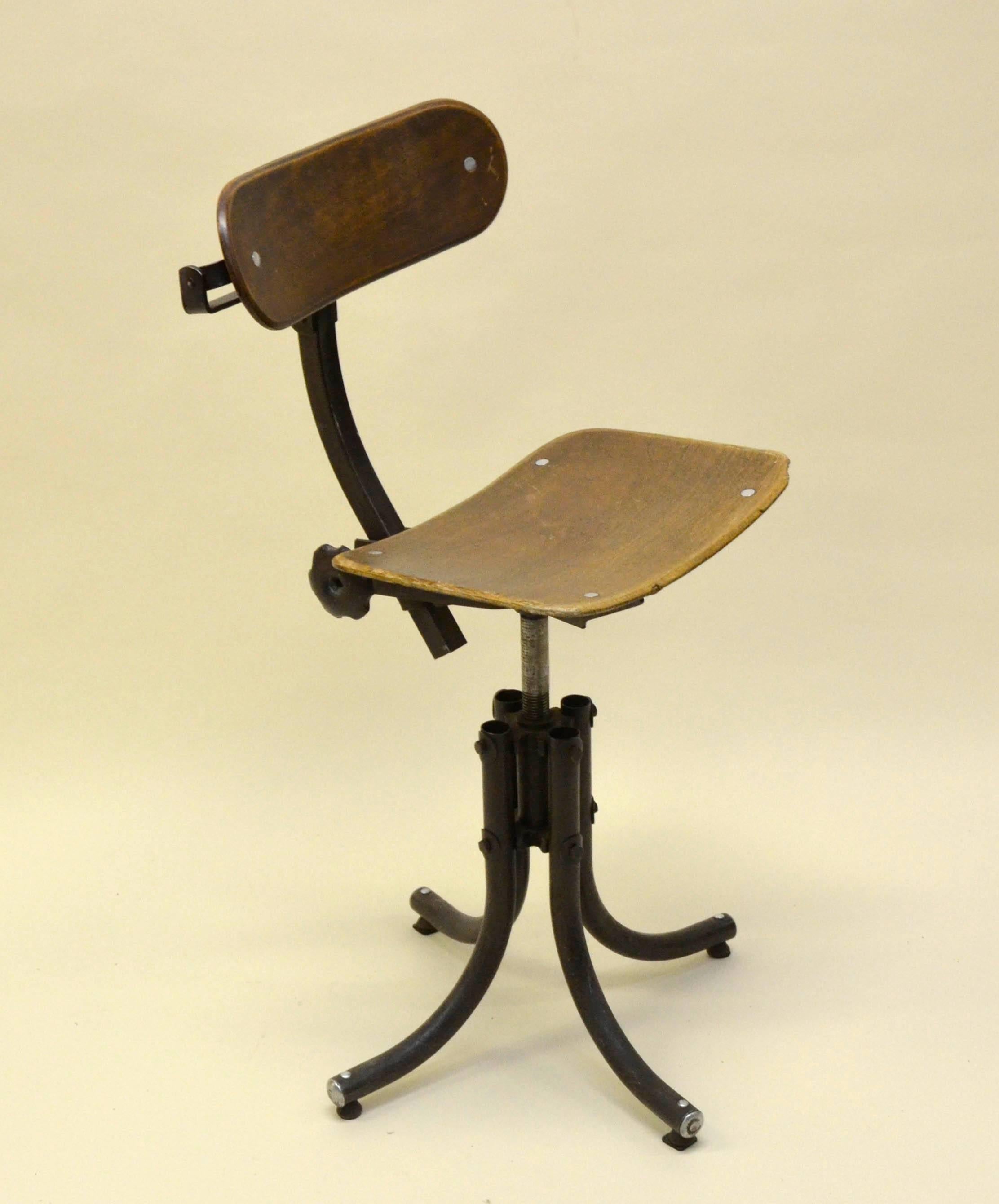 Mid-20th Century French Bienaise Chair in Metal and Wood Swivelling and Adjustable in Height For Sale
