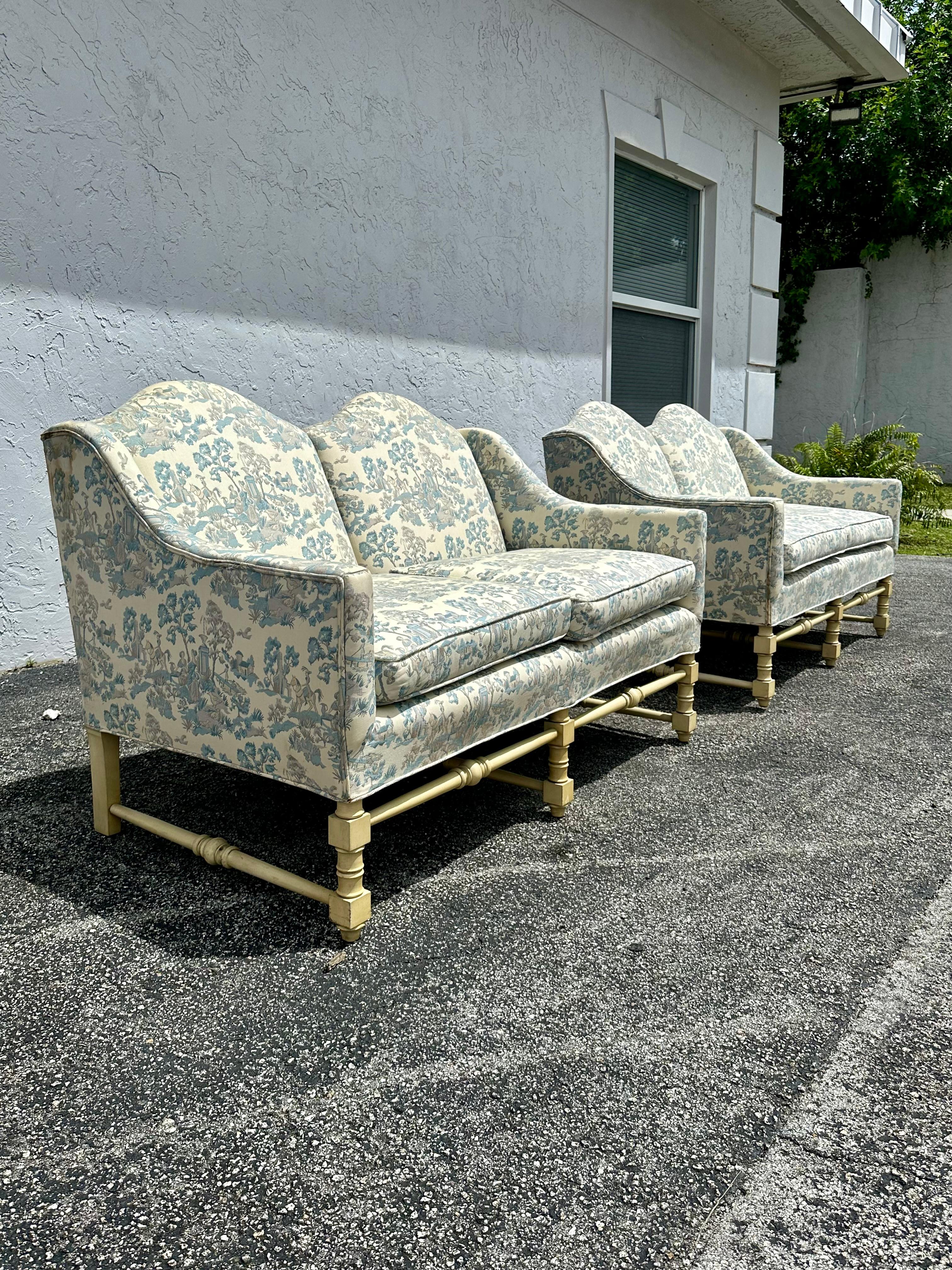 Transportez-vous vers le milieu du 20e siècle, élégant et sophistiqué, avec cet ensemble de canapés en toile française d'origine. L'ensemble ultra rare dégage un air d'histoire et de raffinement. Le design est remarquable partout. Les canapés sont