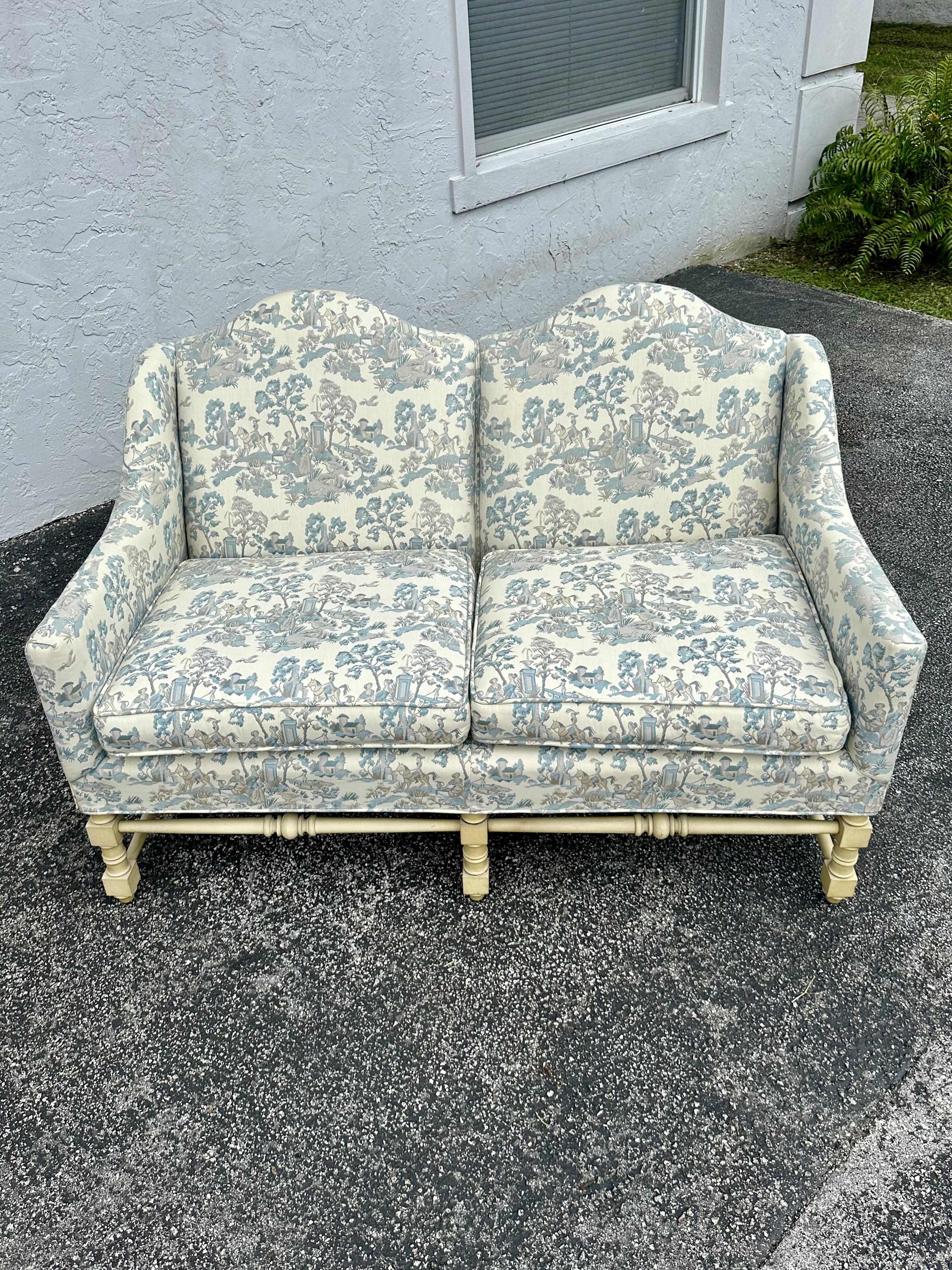 Provincial français Settee française des années 1940 en toile bleue et blanche en forme d'arc serpentin, lot de 2 en vente
