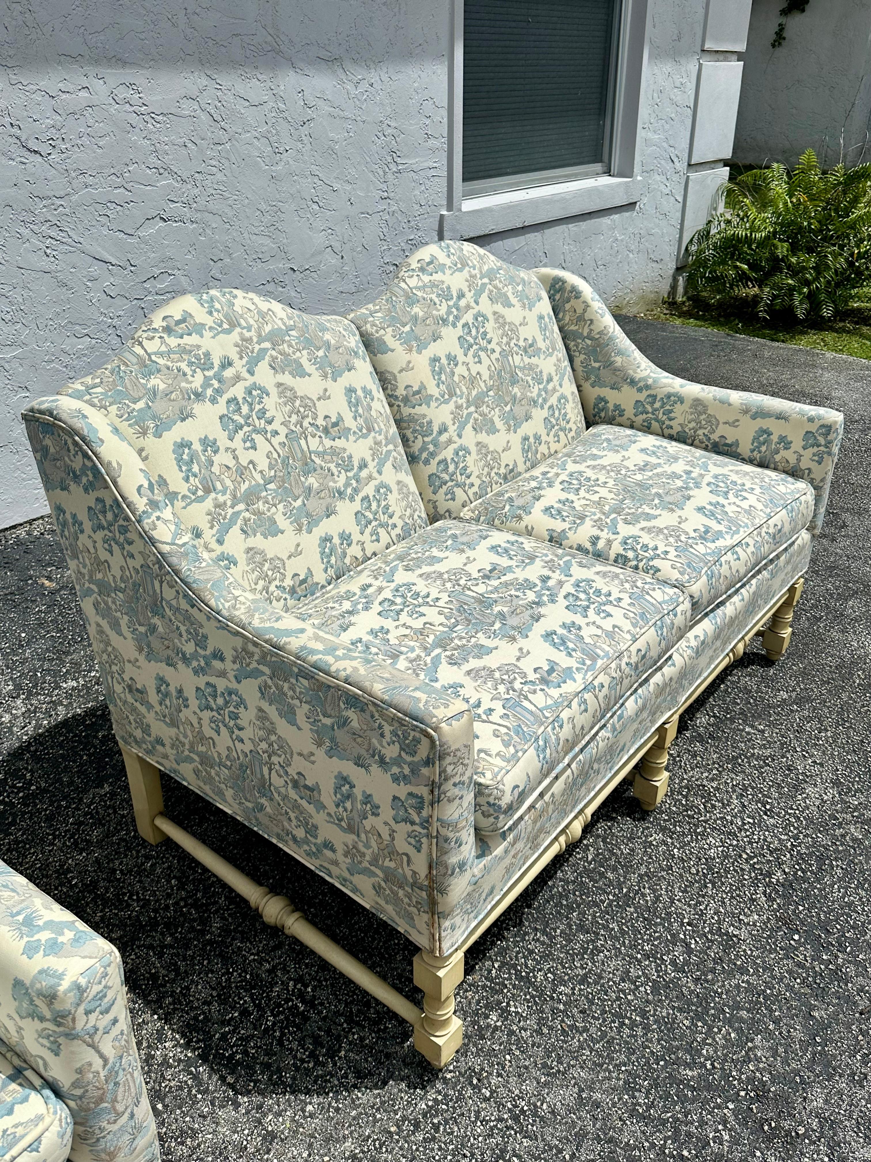 Français Settee française des années 1940 en toile bleue et blanche en forme d'arc serpentin, lot de 2 en vente
