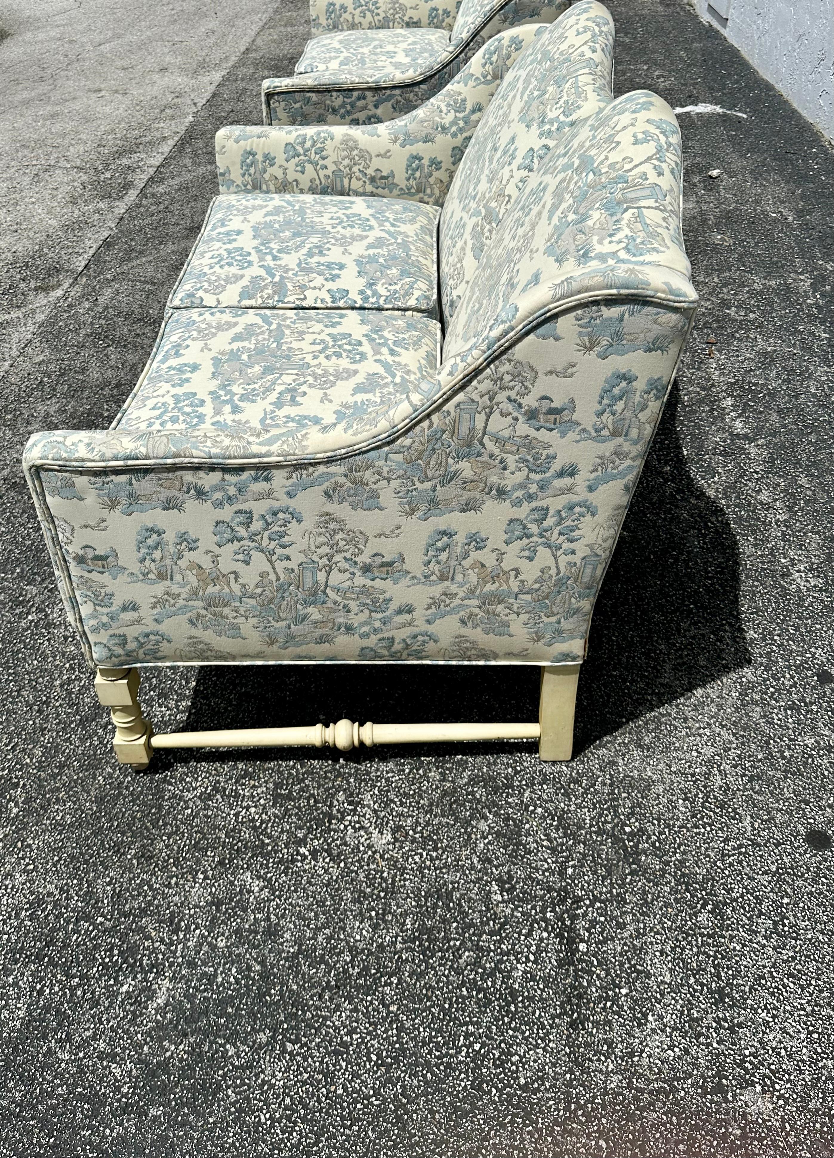 Settee française des années 1940 en toile bleue et blanche en forme d'arc serpentin, lot de 2 Bon état - En vente à Fort Lauderdale, FL