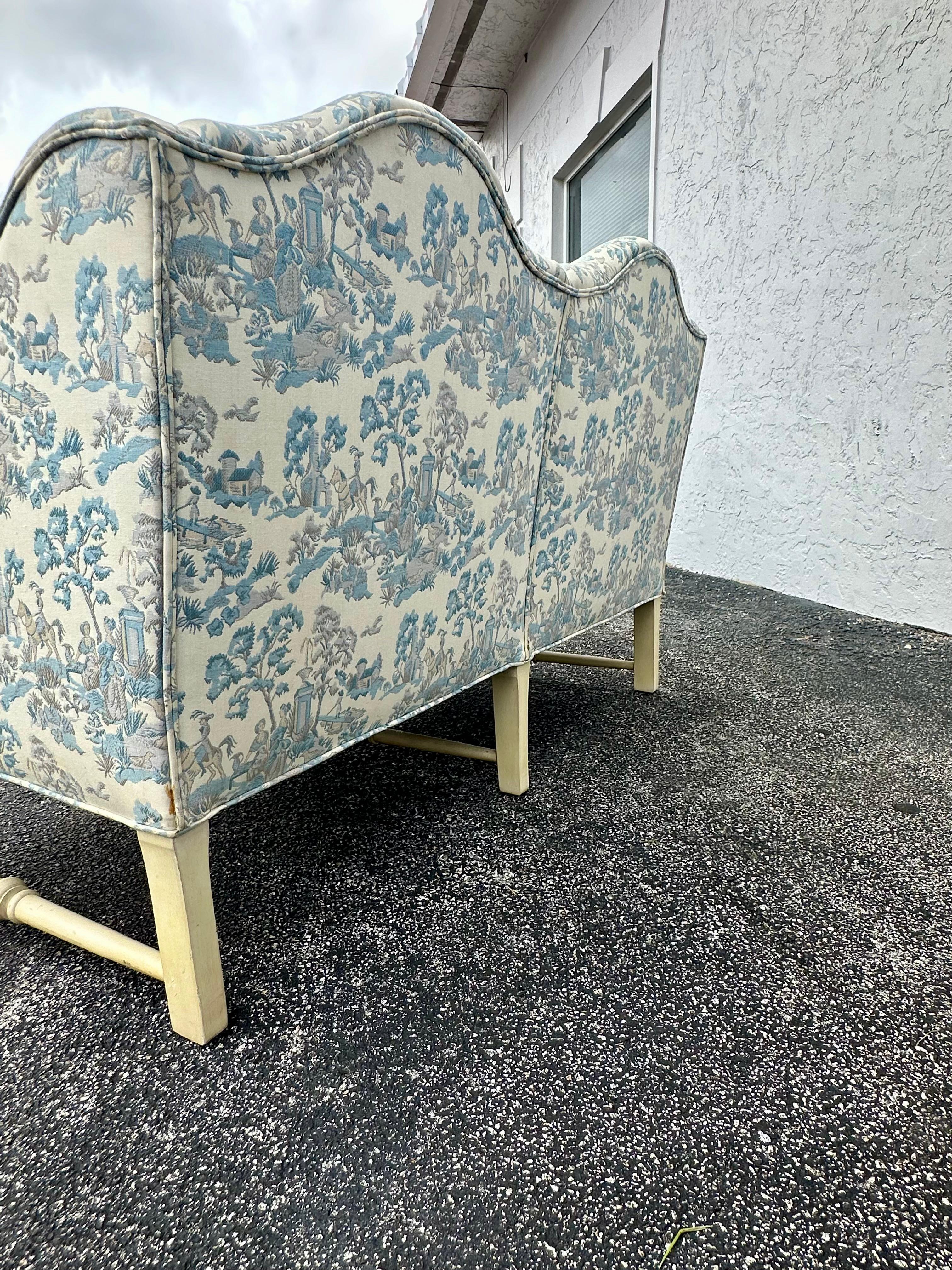 Milieu du XXe siècle Settee française des années 1940 en toile bleue et blanche en forme d'arc serpentin, lot de 2 en vente