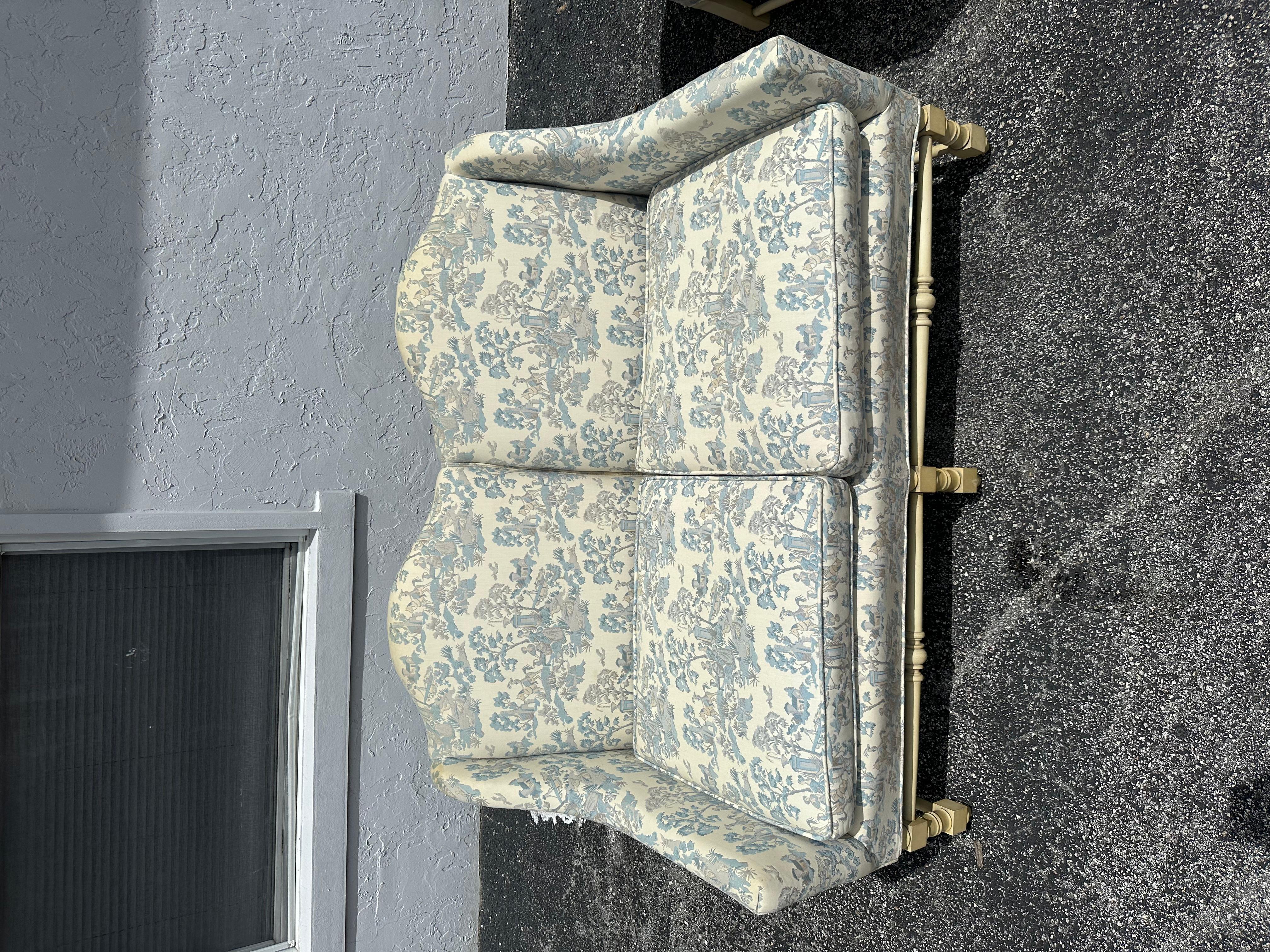 Tissu d'ameublement Settee française des années 1940 en toile bleue et blanche en forme d'arc serpentin, lot de 2 en vente
