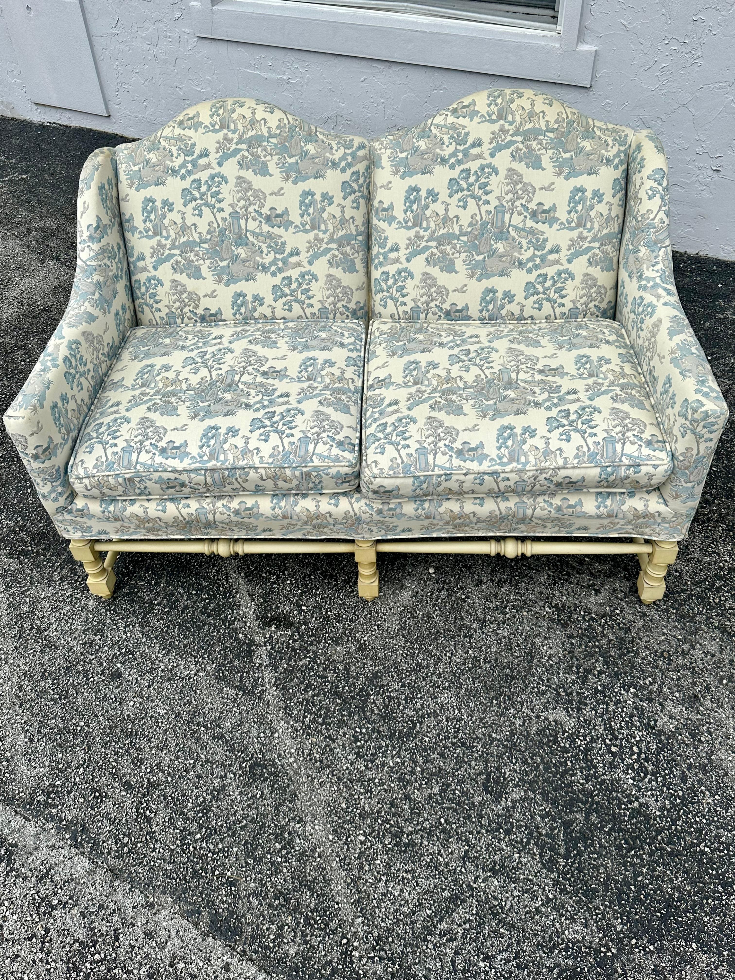 Settee française des années 1940 en toile bleue et blanche en forme d'arc serpentin, lot de 2 en vente 1