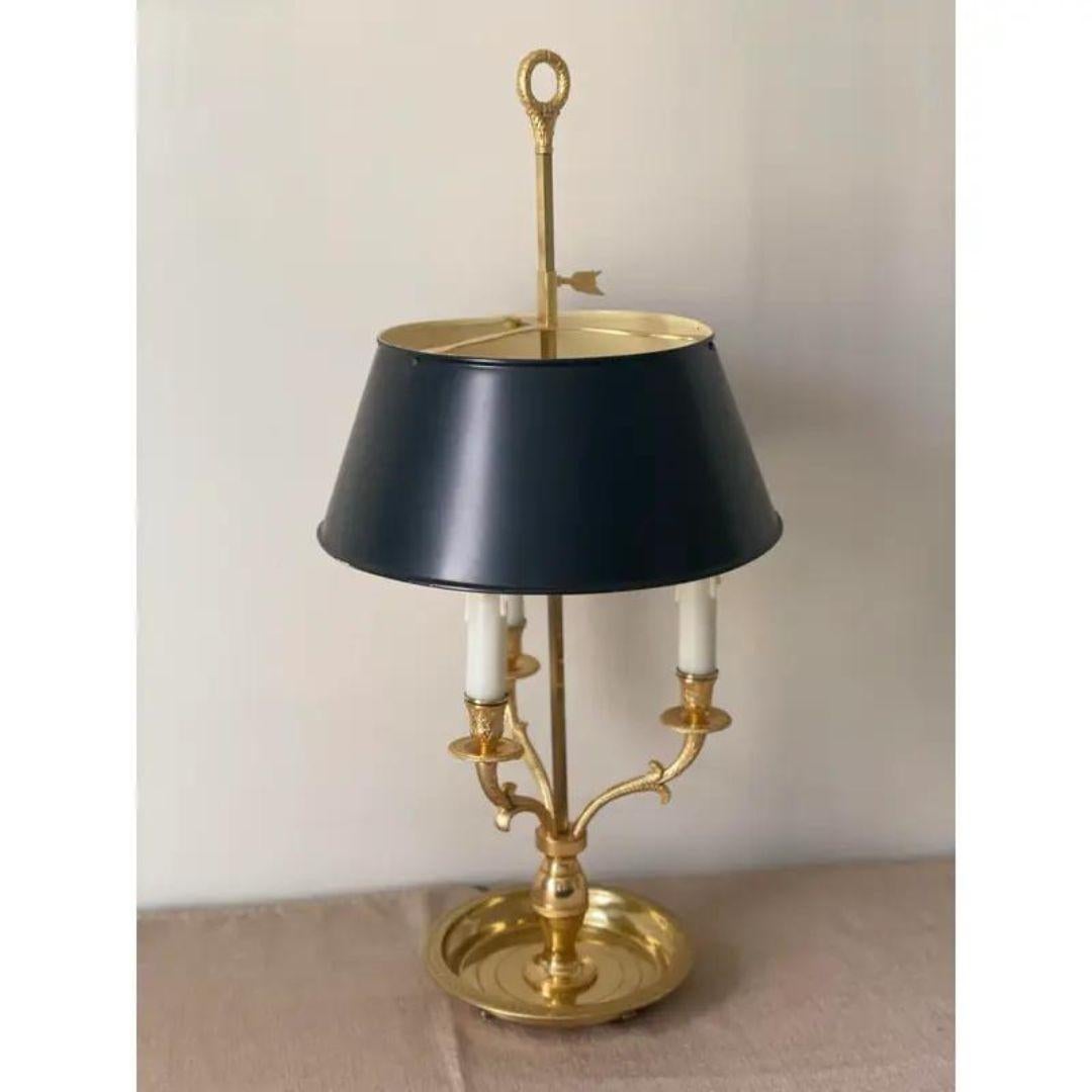 Absolut schön Französisch Provincial Messing Bouillotte Lampe mit schwarzen Tole Schatten circa 1940's. In sehr gutem Vintage-Zustand. Die Lampe hat drei Kerzenschalen und drei elektrische Steckdosen. Schaltet sich ein und ist sofort einsatzbereit.