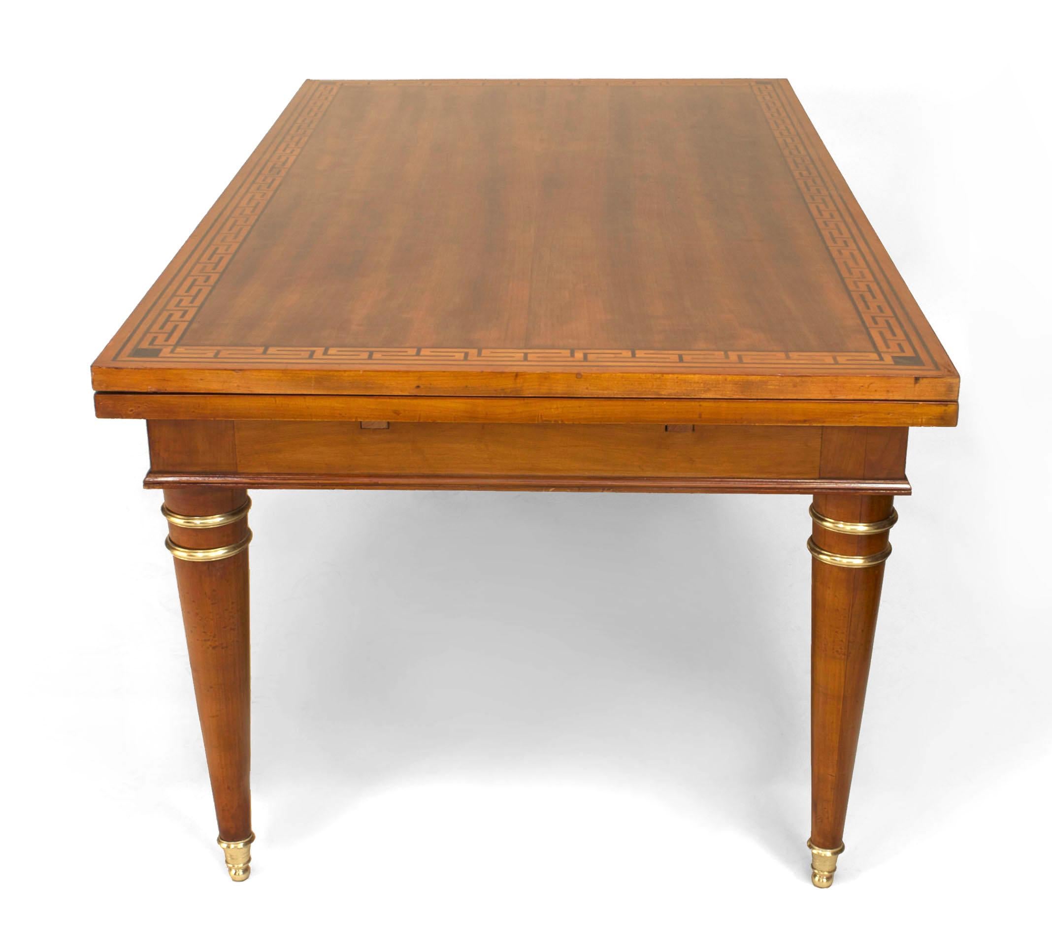 Table de salle à manger rectangulaire en acajou du milieu du siècle dernier (années 1940) avec une bordure incrustée d'une clé grecque et des feuilles d'extension intérieures (2 feuilles - 31