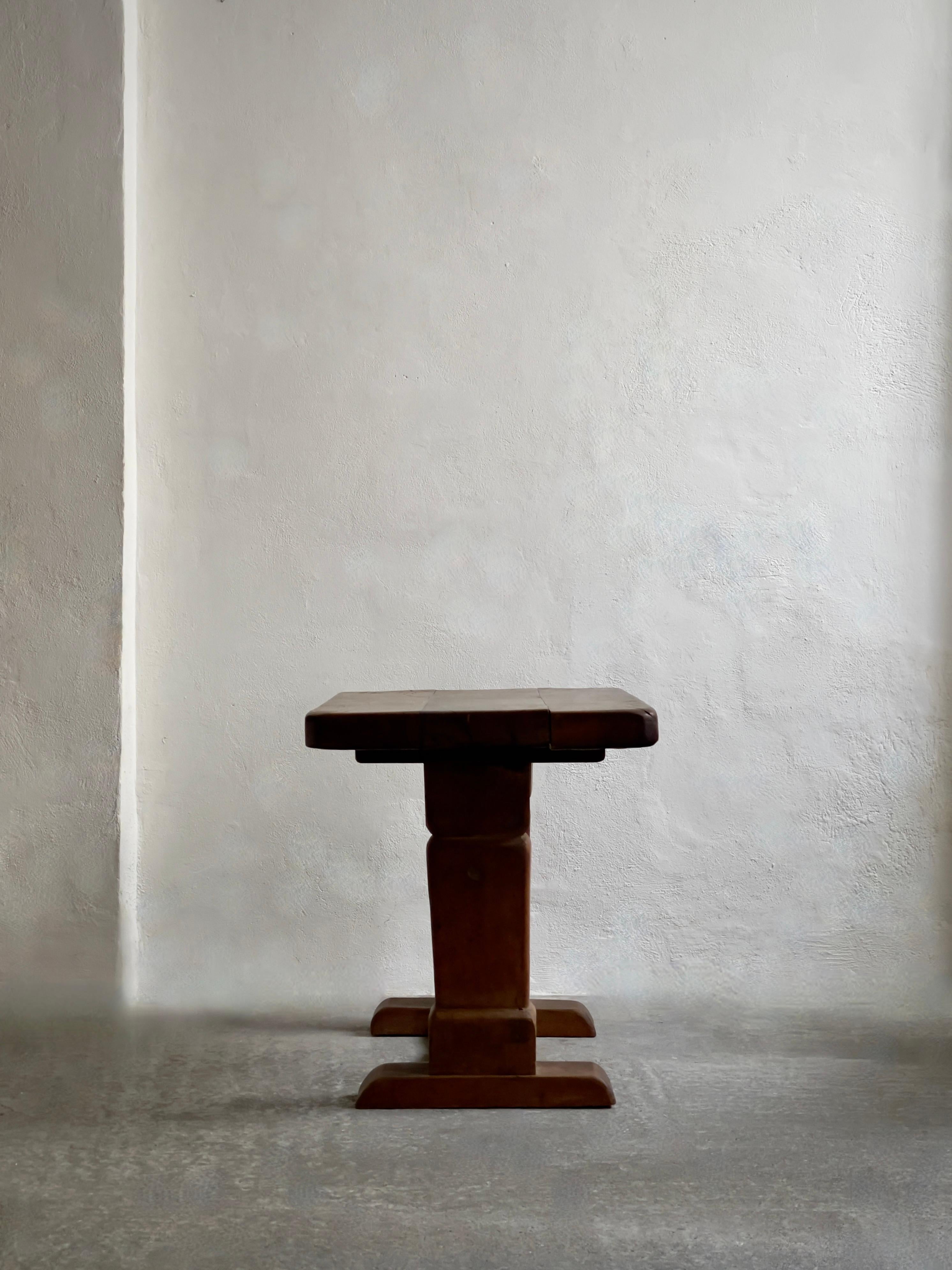 Table d'appoint brutaliste française des années 1940 en chêne massif patiné.  en vente 4