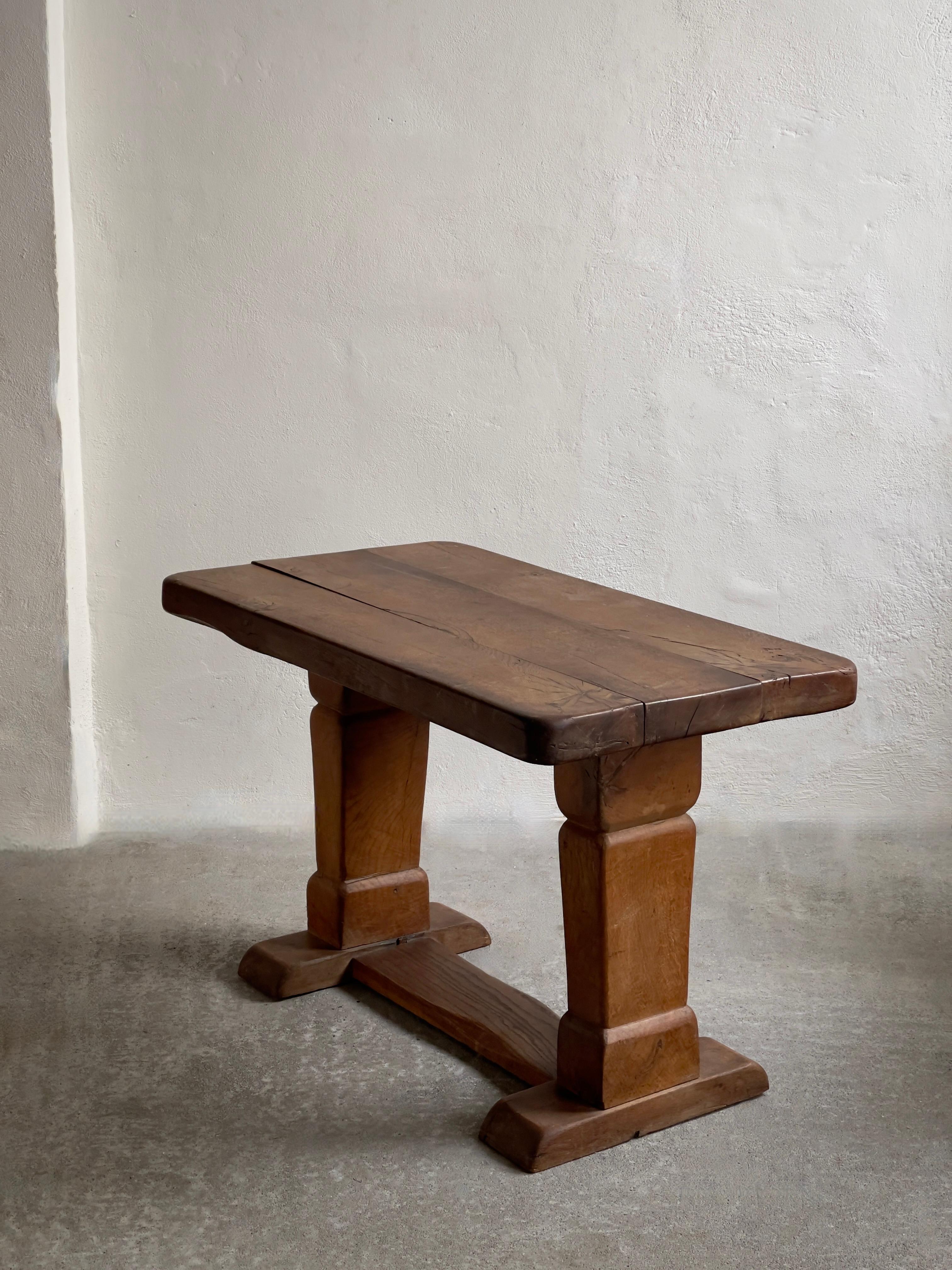 1940s French Brutalist console table in solid patinated oak.  In Good Condition For Sale In København K, 84