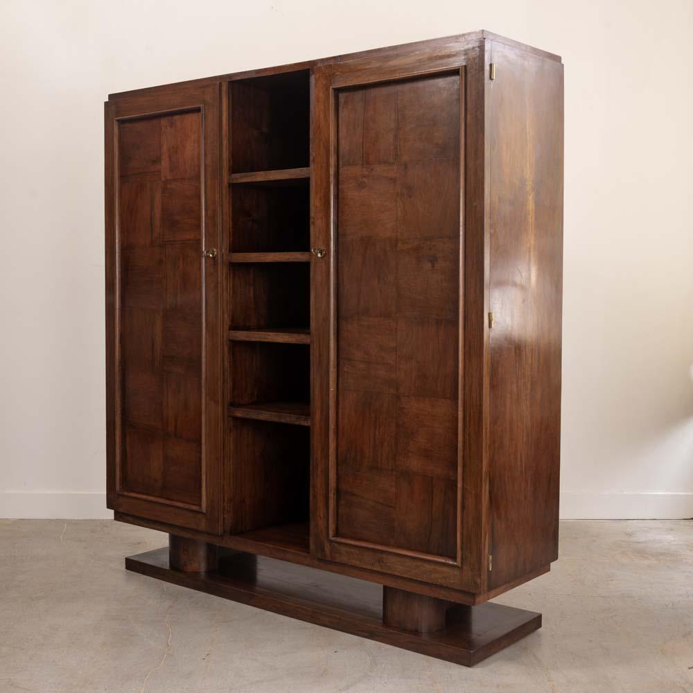 1940s French Oak Cabinet im Zustand „Gut“ im Angebot in Los Angeles, CA