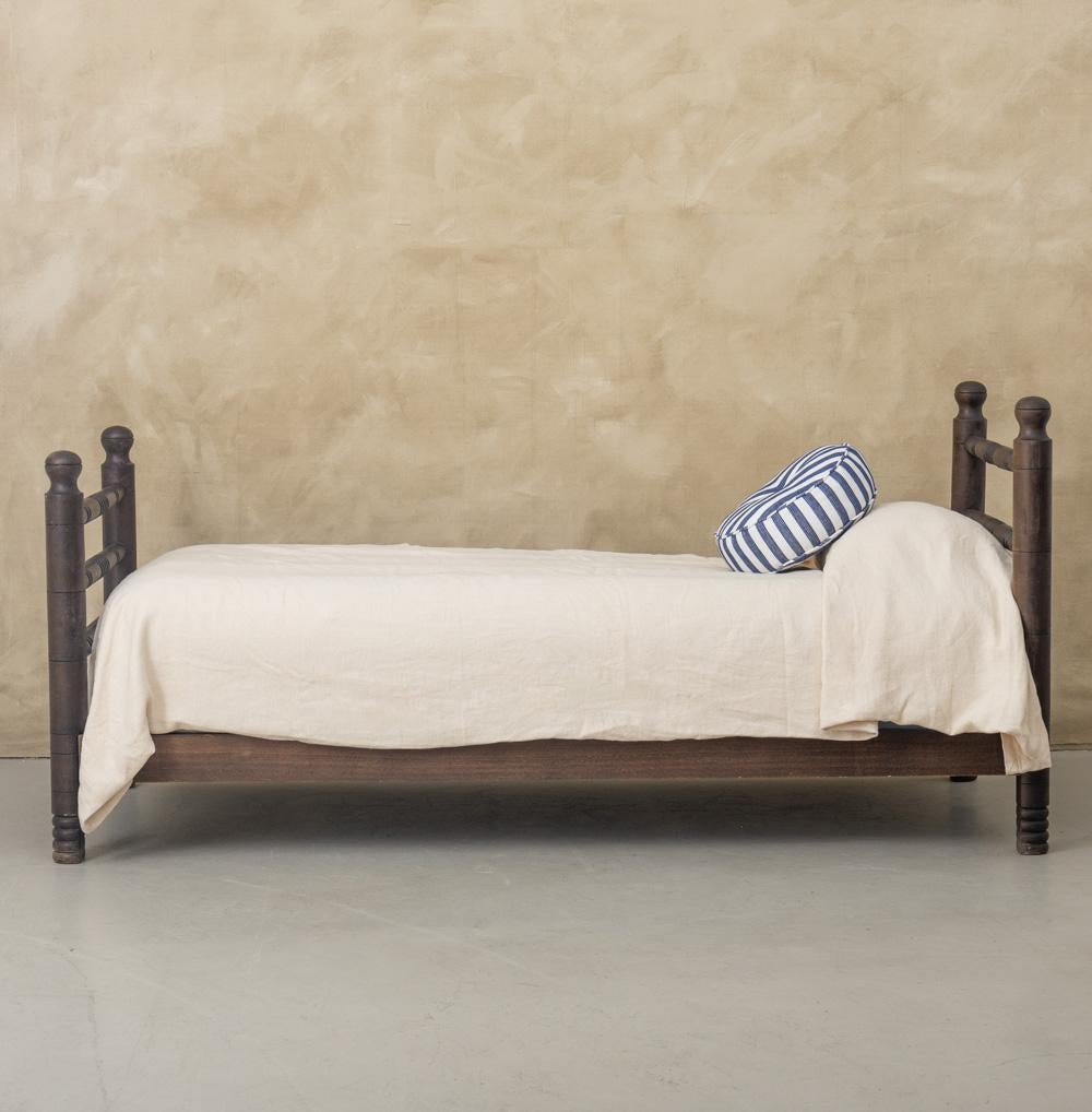 1940er Jahre Französisch geschnitzt Wood Bett von Charles Dudouyt im Angebot 11