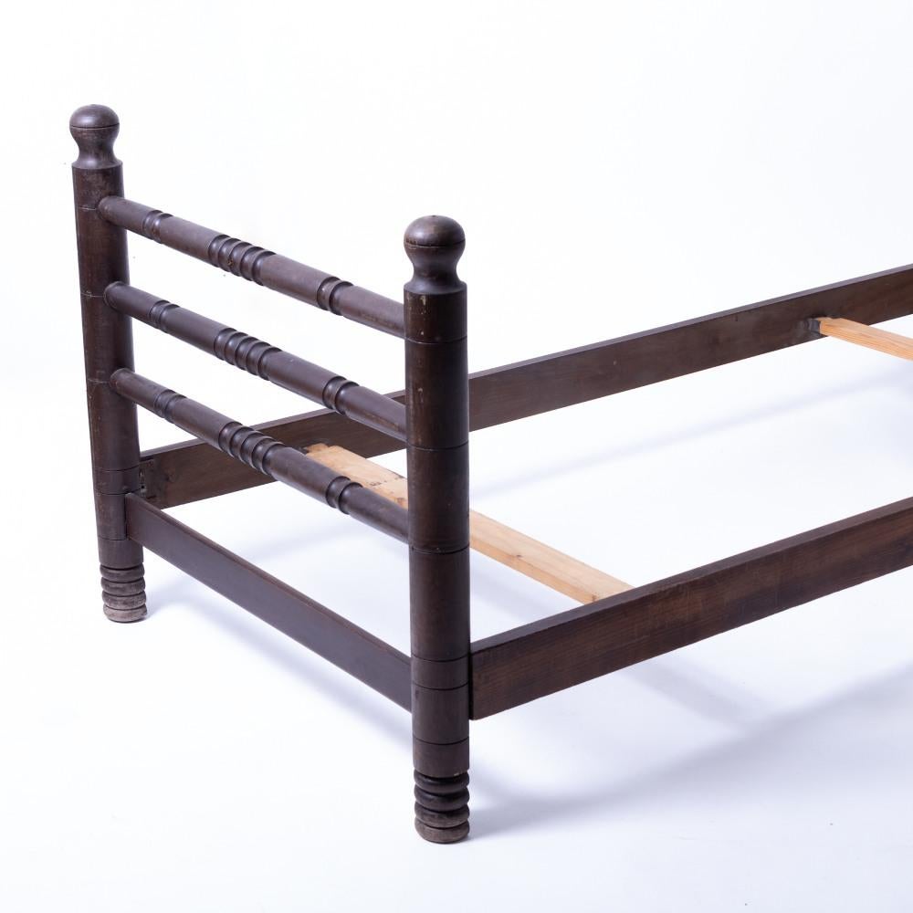 1940er Jahre Französisch geschnitzt Wood Bett von Charles Dudouyt (Eichenholz) im Angebot