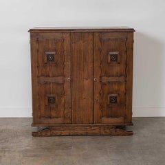 Armadio francese in legno intagliato degli anni '1940