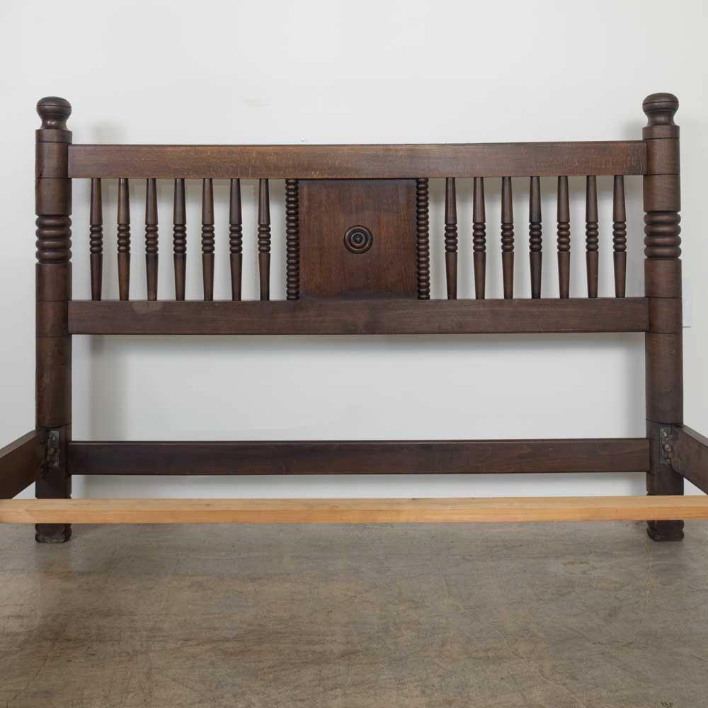 Cama de matrimonio francesa de madera tallada de los años 40 por Charles Dudouyt en venta 4