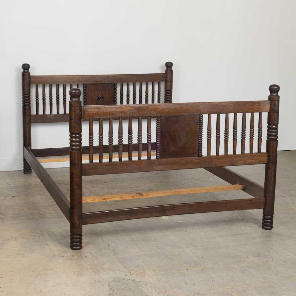 Increíble y raro bastidor de cama doble vintage de Charles Dudouyt, alrededor de la década de 1940 en Francia. Marco largo de madera de roble con huso tallado y detalle de círculo. El acabado original muestra una pátina y un envejecimiento