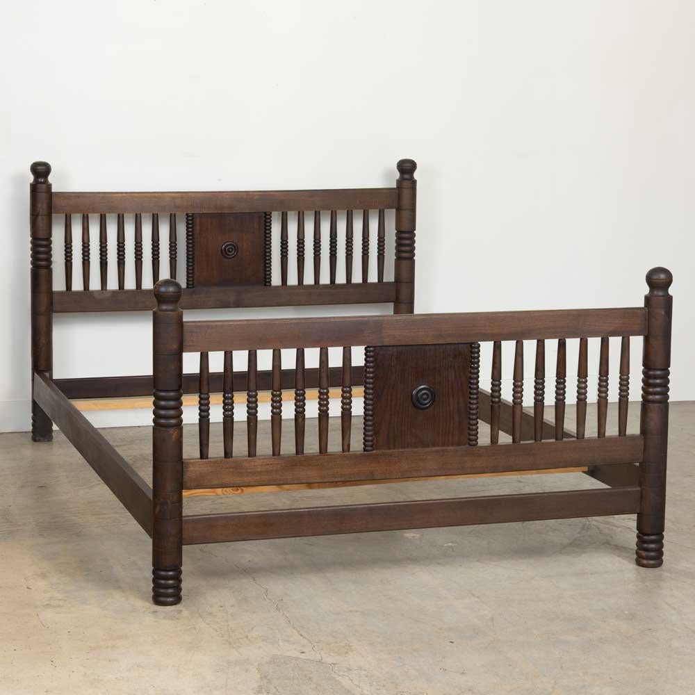 Incroyable et rare cadre de lit double vintage de Charles ByCA, circa 1940s France. Cadre long en bois de chêne avec fuseau sculpté et détails en forme de cercle. La finition d'origine présente une belle patine d'âge. Comprend les rails latéraux et