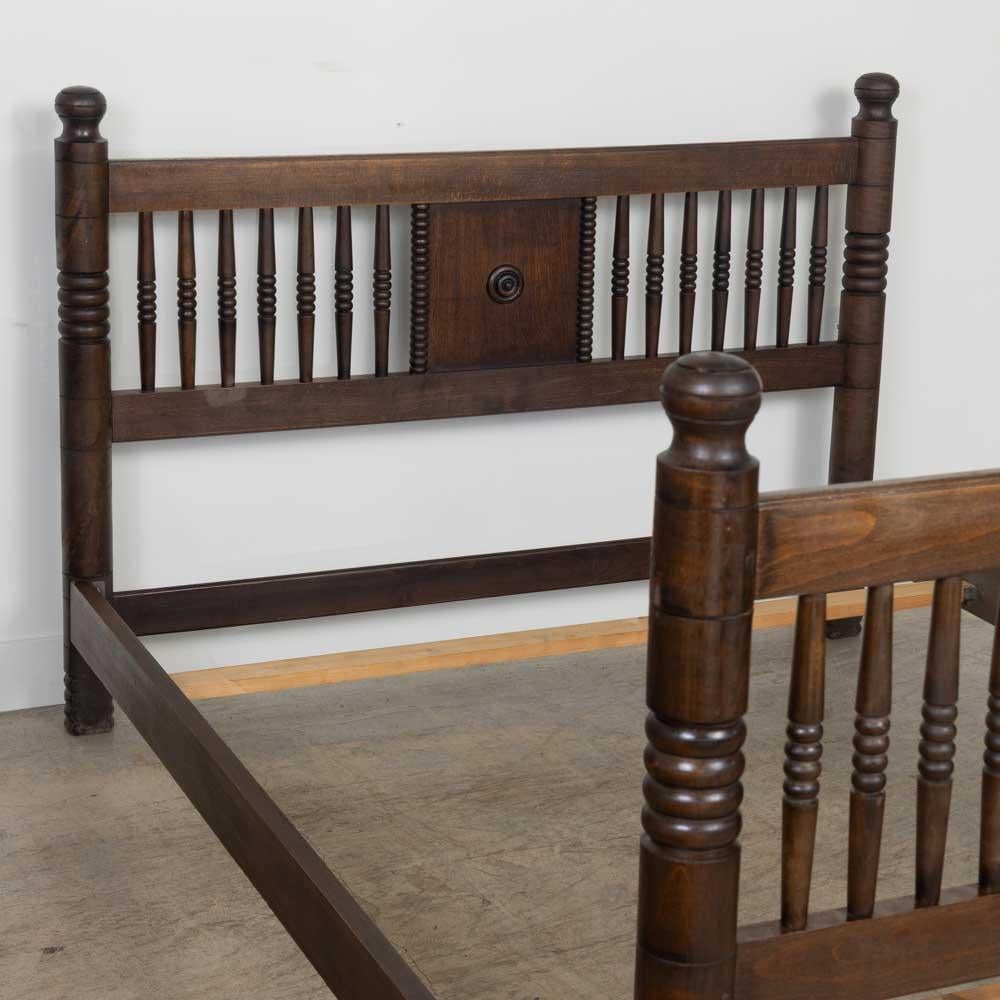 Cama de matrimonio francesa de madera tallada de los años 40 por Charles Dudouyt Francés en venta