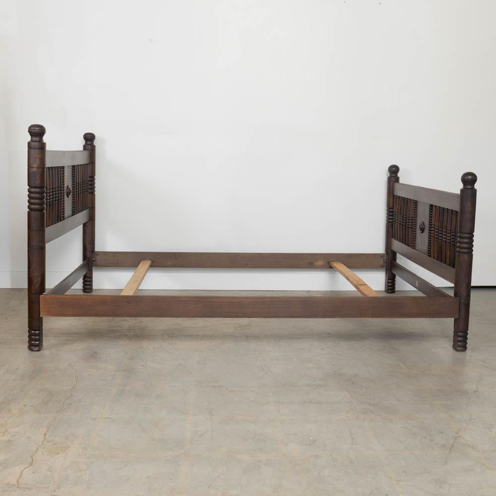 Français Lit double en bois sculpté français des années 1940 par Charles Dudouyt en vente