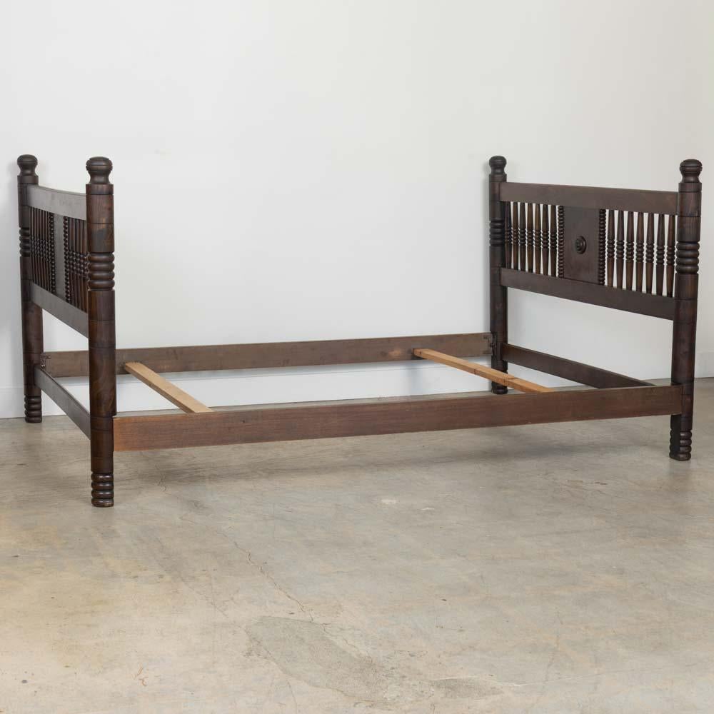 Cama de matrimonio francesa de madera tallada de los años 40 por Charles Dudouyt en Bueno estado para la venta en Los Angeles, CA