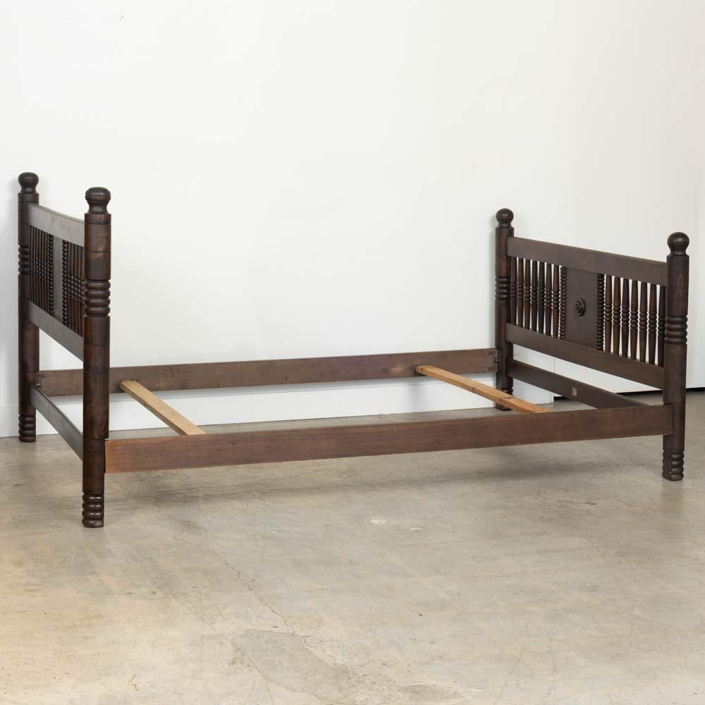 Lit double en bois sculpté français des années 1940 par Charles Dudouyt Bon état - En vente à Los Angeles, CA