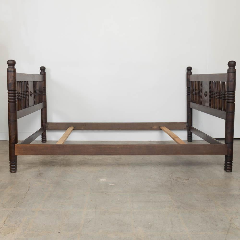 Cama de matrimonio francesa de madera tallada de los años 40 por Charles Dudouyt siglo XX en venta