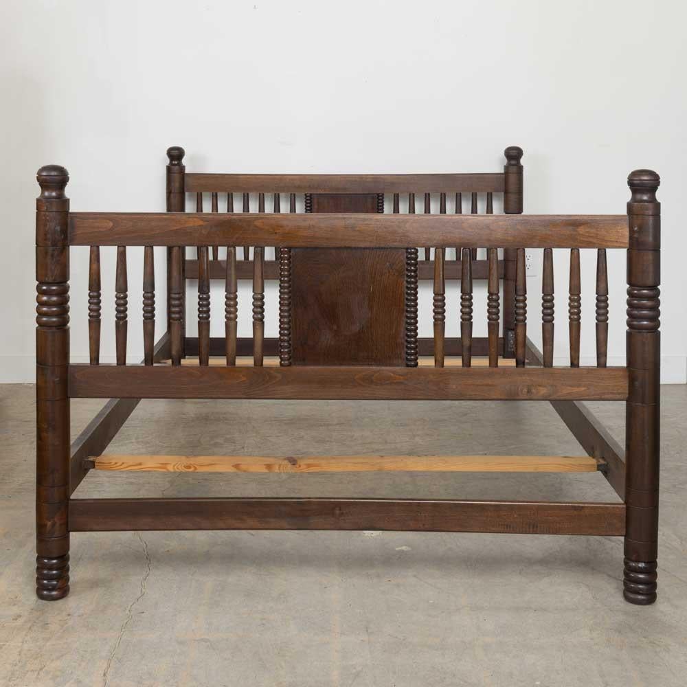 Cama de matrimonio francesa de madera tallada de los años 40 por Charles Dudouyt Roble en venta