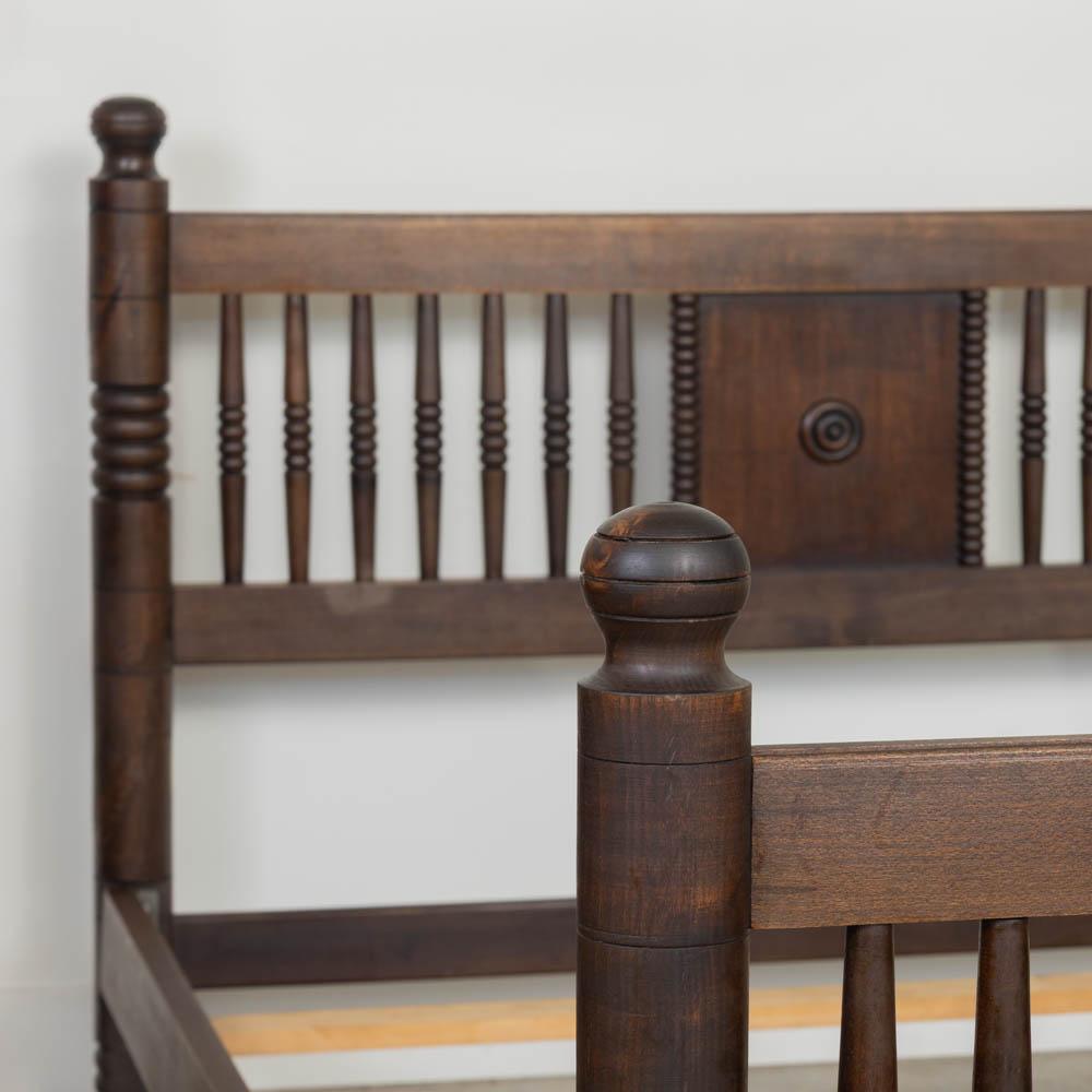 Chêne Lit double en bois sculpté français des années 1940 par Charles Dudouyt en vente