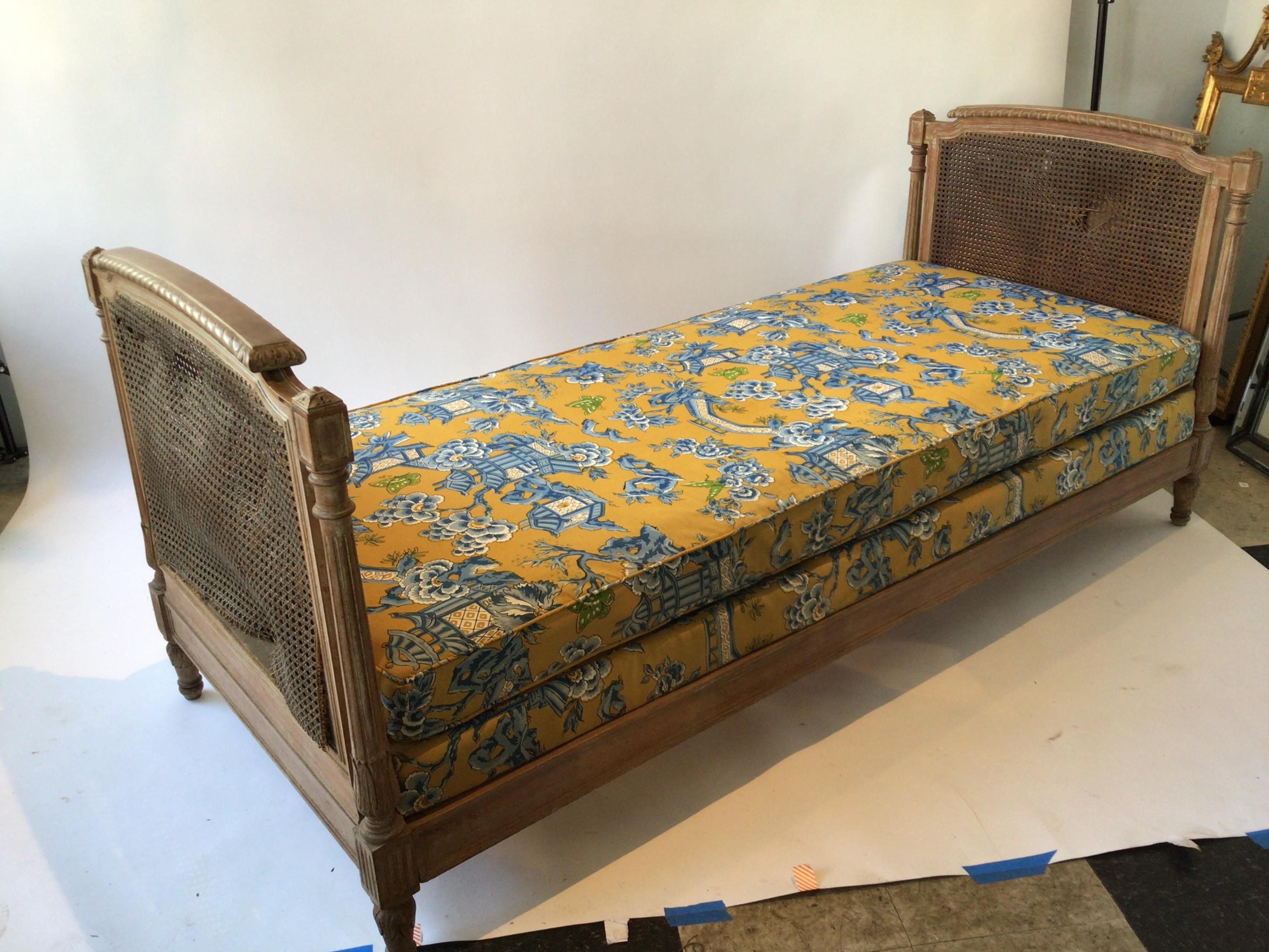 1940s, French Carved Wood Louis XVI Classical Daybed 6