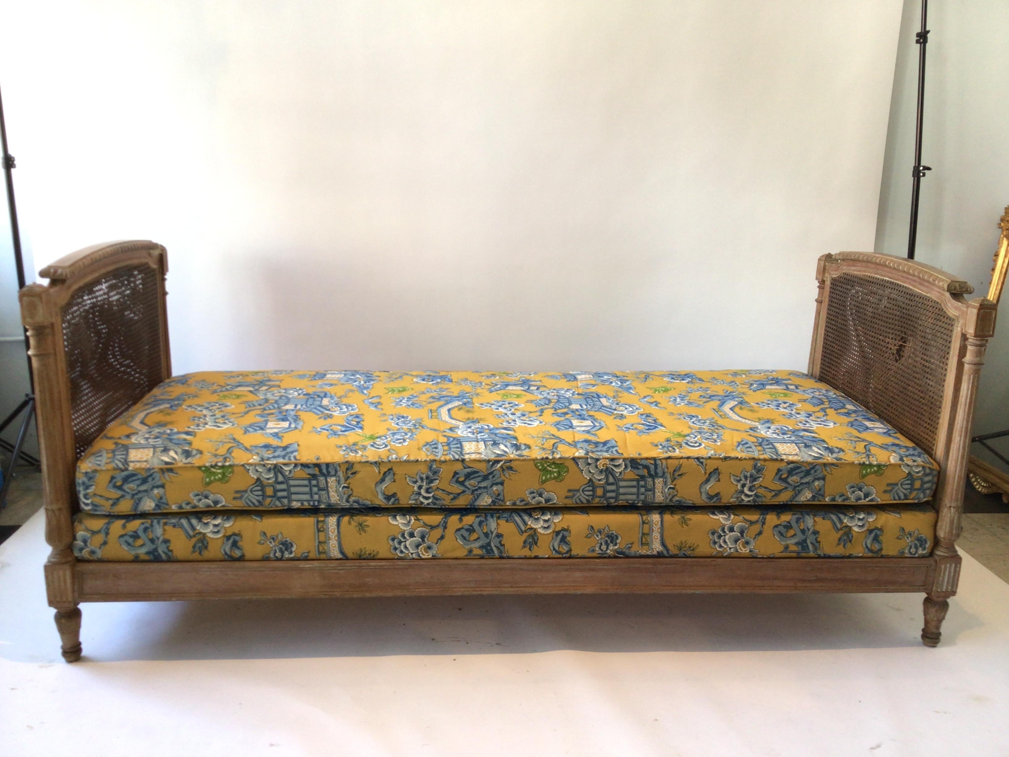 1940s French Louis XVI carved wood daybed. Needs to be reupholstered and needs new caning.