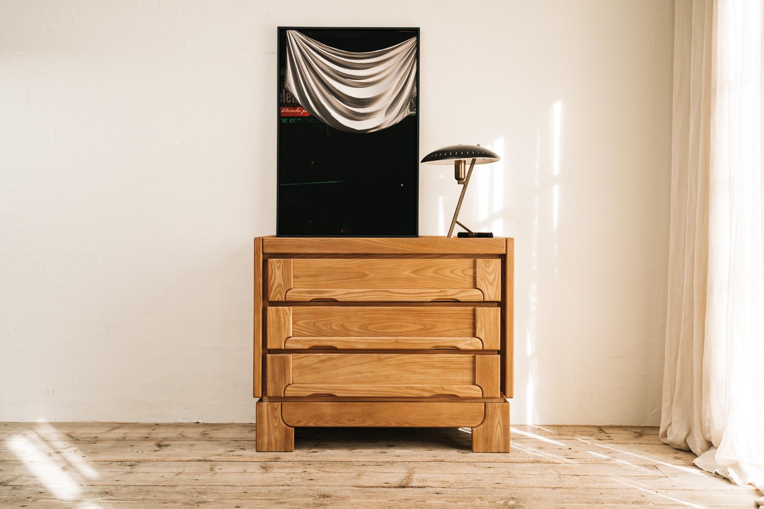 sturdy and chic this 1940's French chest of drawers, in very good vintage condition, great patina.