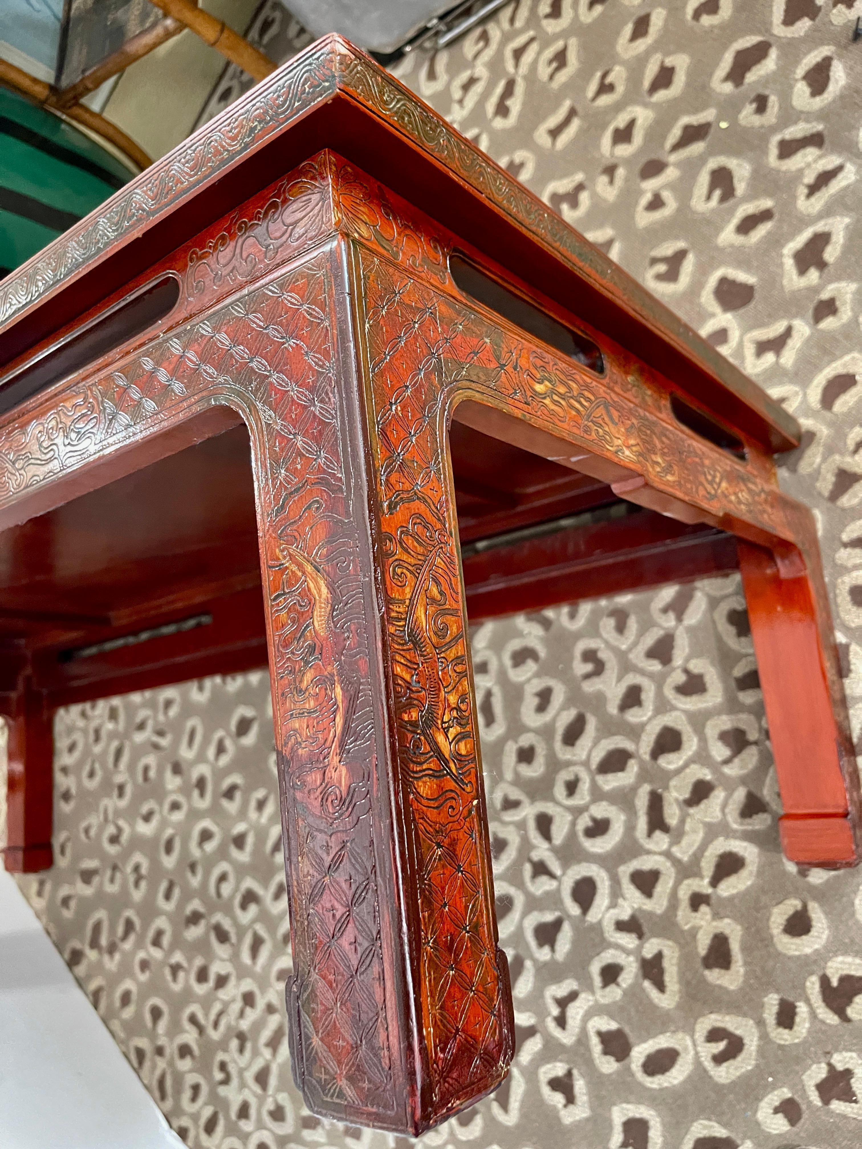 1940's French Chinoiserie Hand Carved Red Lacquer Table Cocktail Table en vente 7