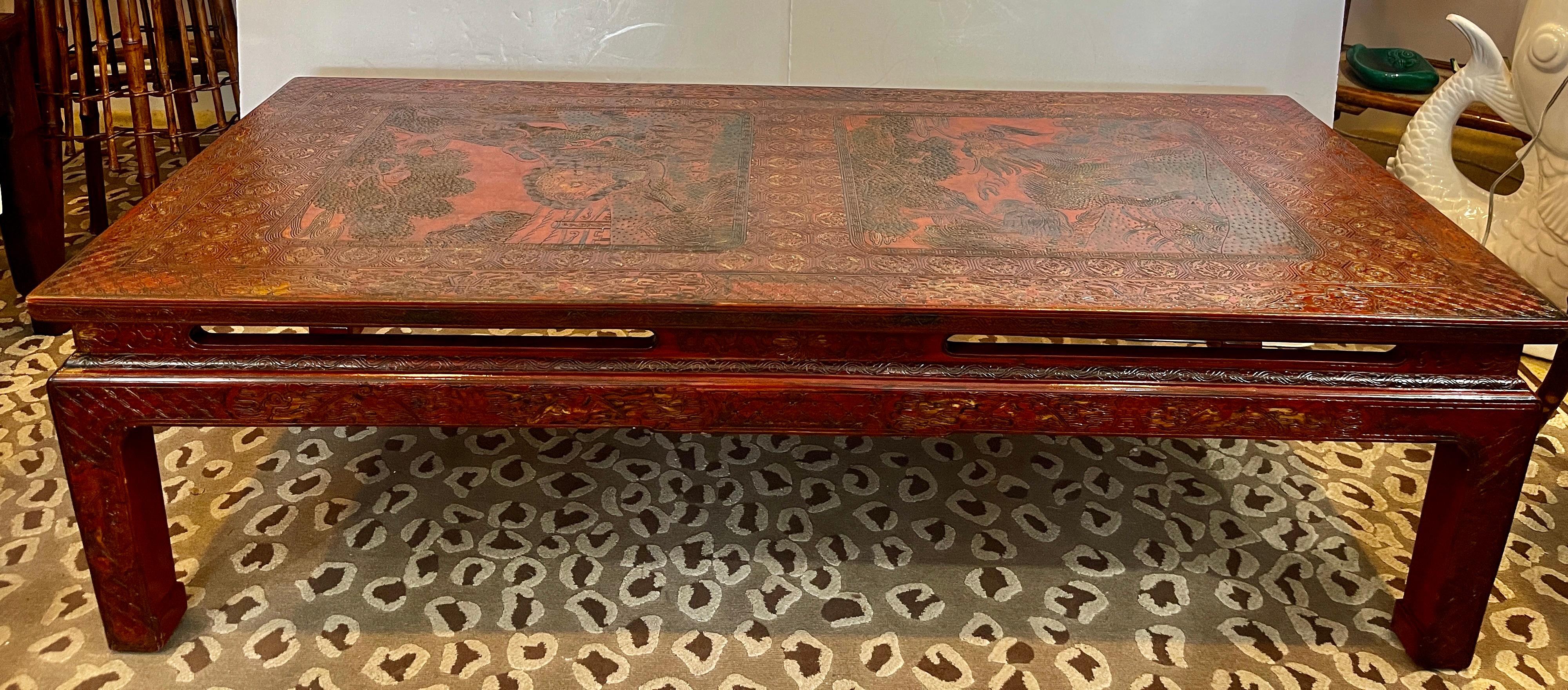 Il s'agit d'un exemple rare et remarquable de l'artisanat asiatique et français des années 1940. 
Cette table à cocktail en laque rouge, sculptée à la main, est exceptionnelle par sa taille, son design et son état.
La partie supérieure est ornée