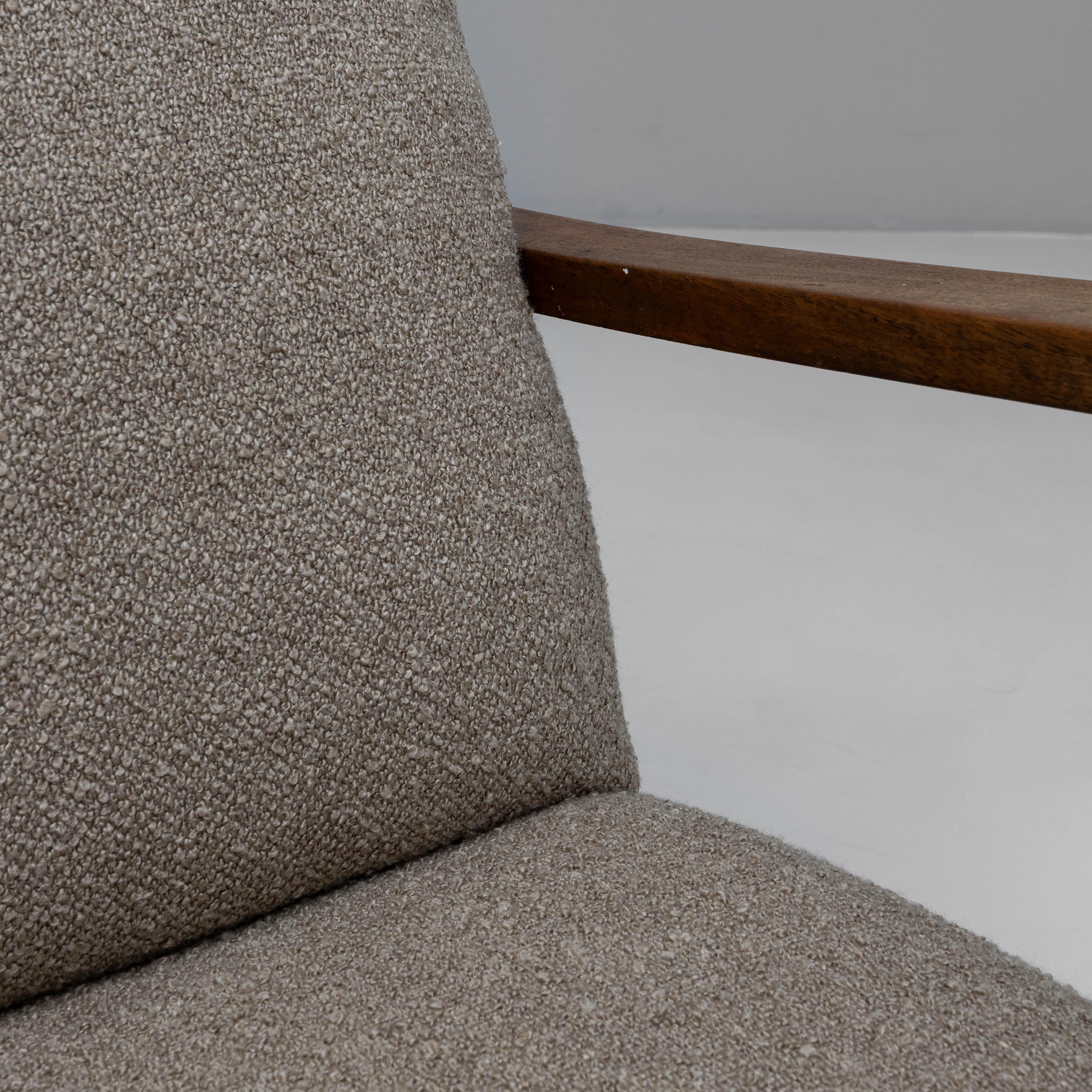 Sillón francés de cóctel tapizado de los años 40 en venta 6