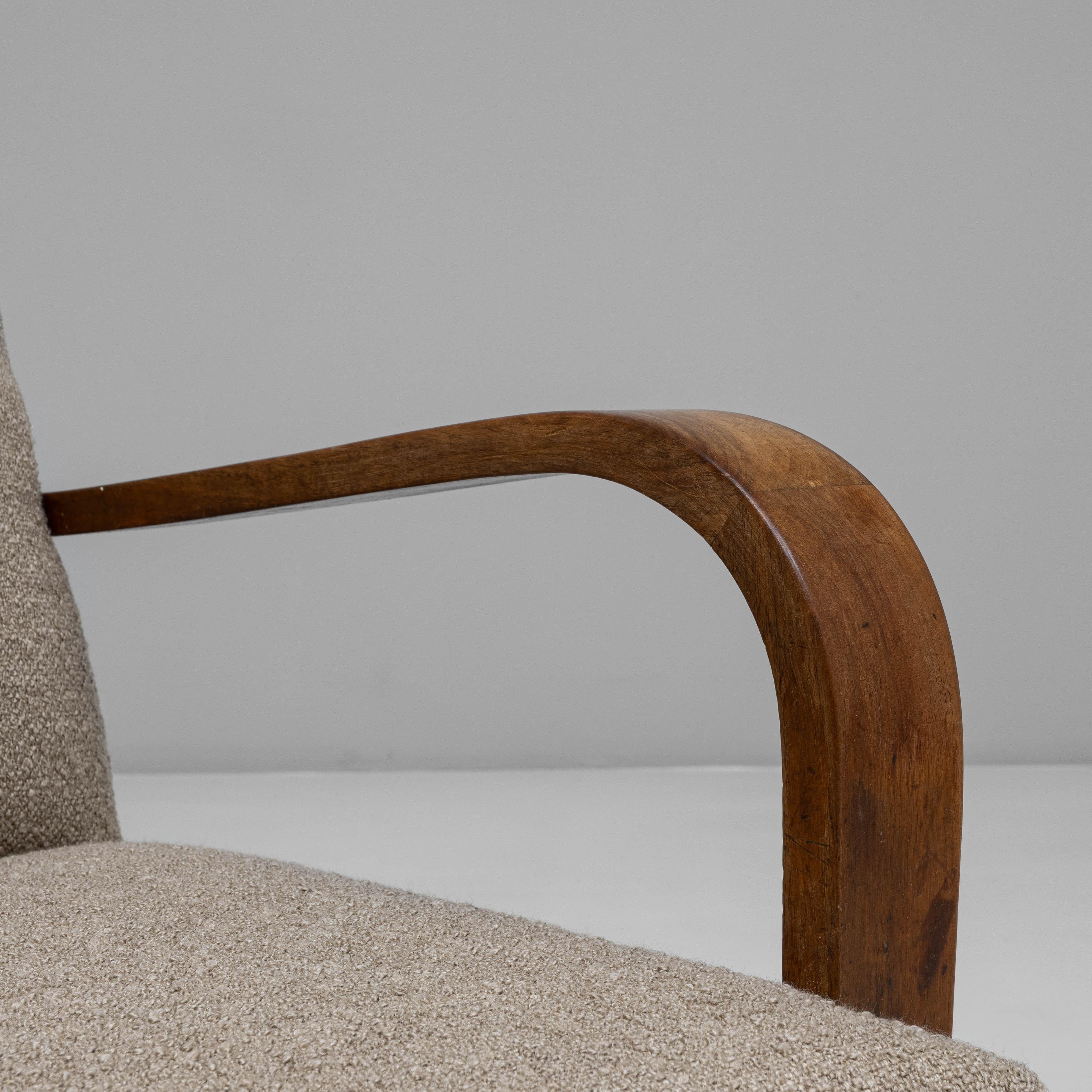 Sillón francés de cóctel tapizado de los años 40 en venta 7