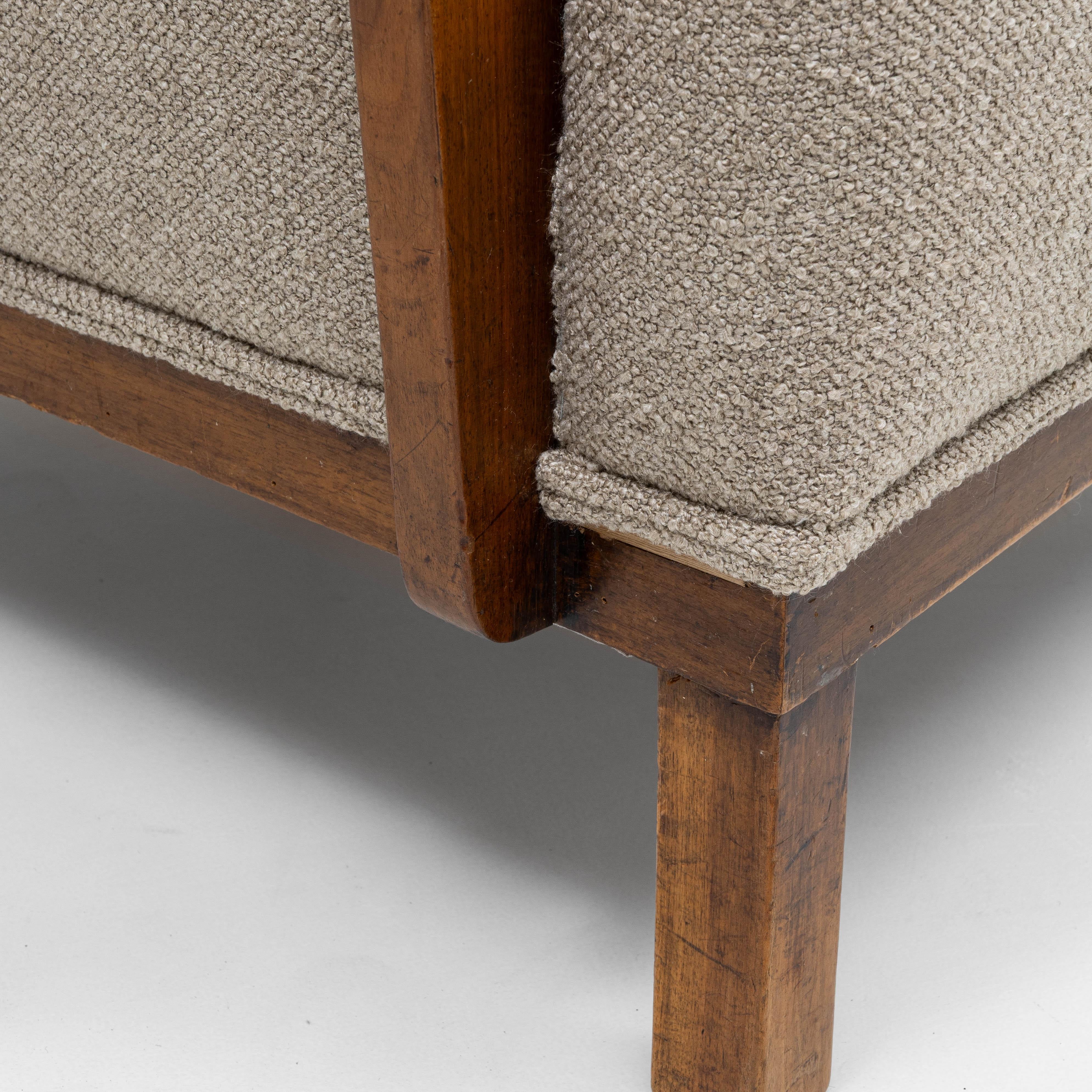 Sillón francés de cóctel tapizado de los años 40 en venta 8